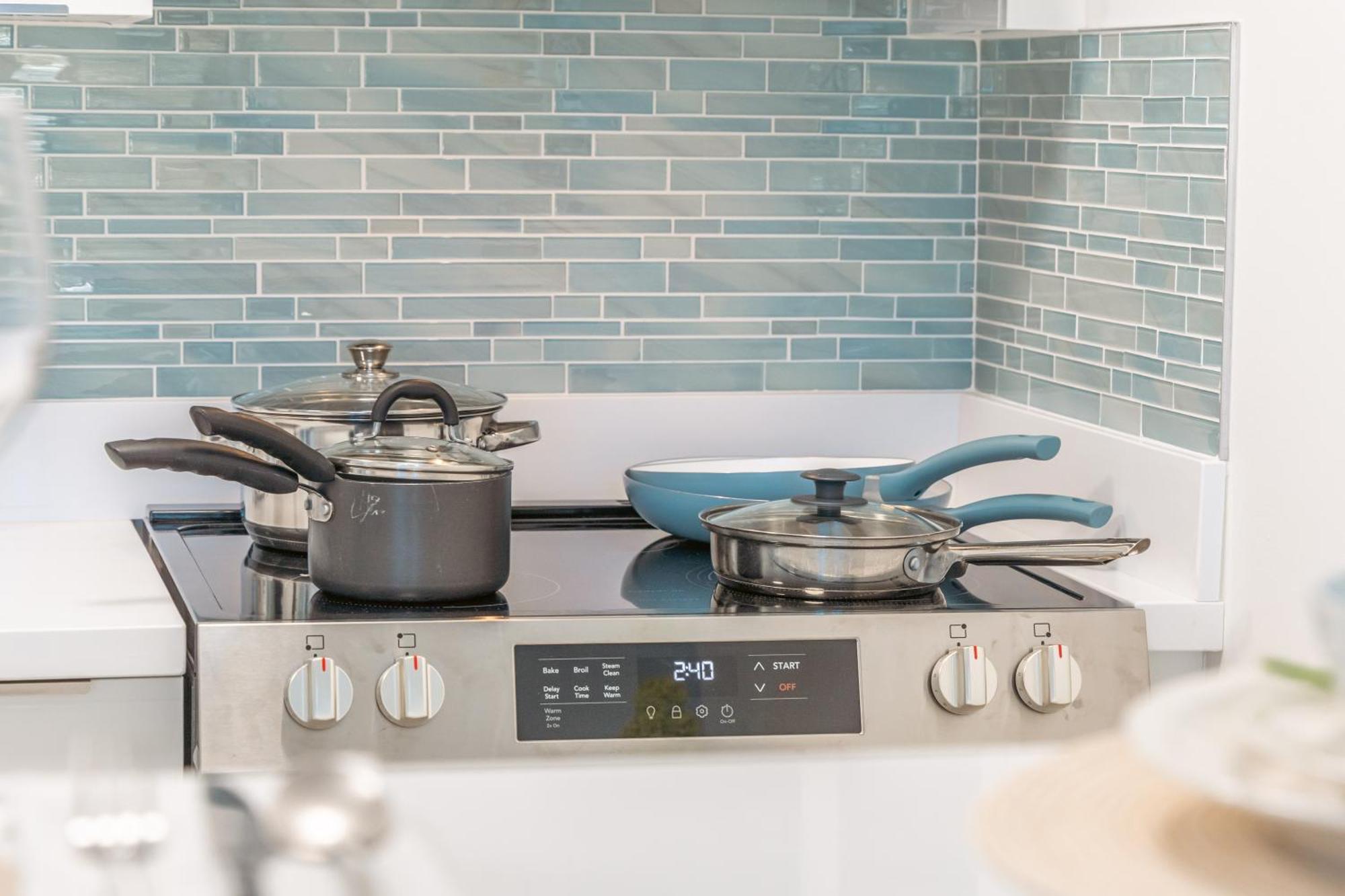 Apartment Newly Renovated 2 Bedroom Condo, 1 Block To Waikiki Beach, Free Parking Honolulu
