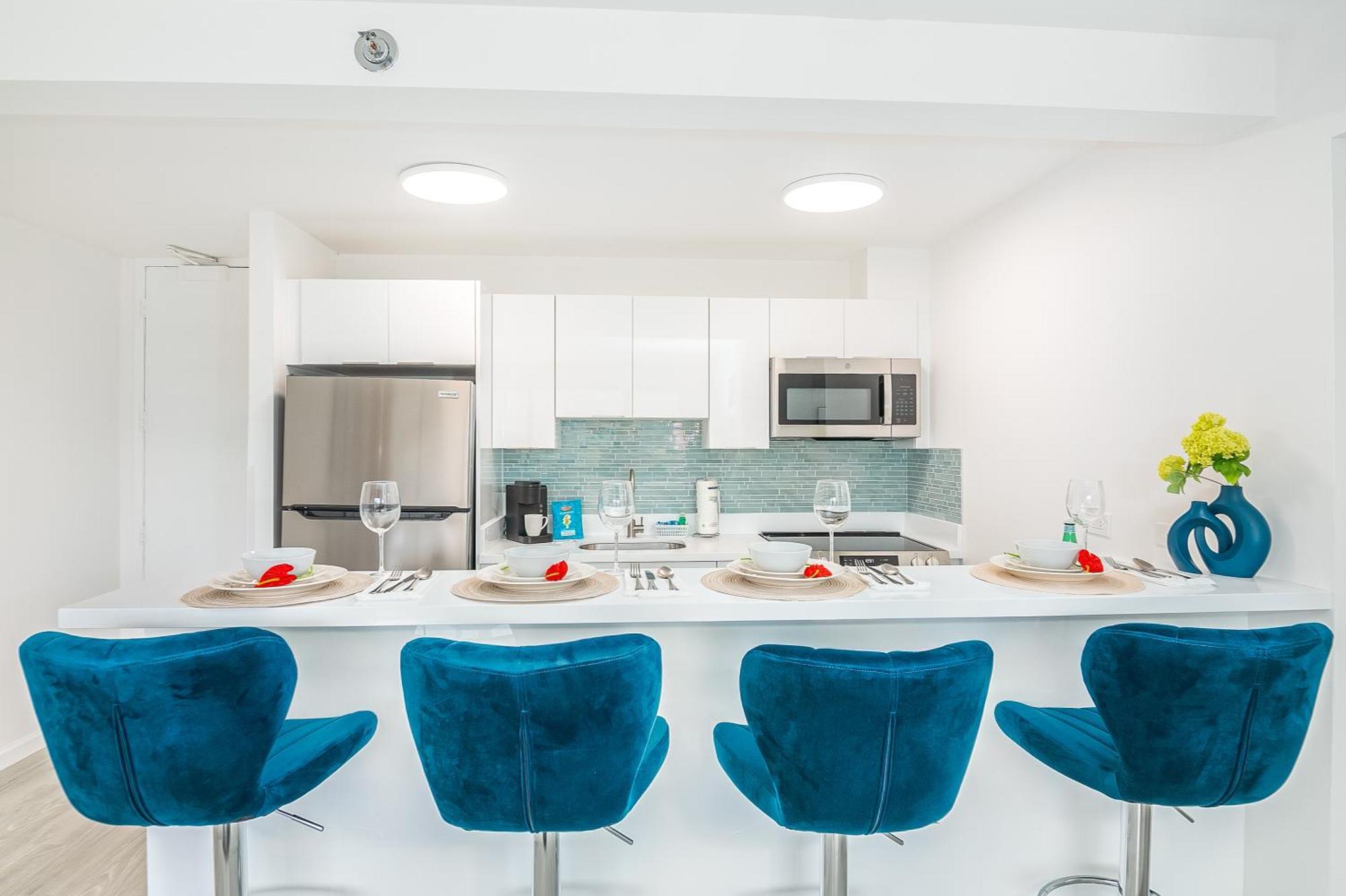 Newly Renovated 2 Bedroom Condo, 1 Block To Waikiki Beach, Free Parking Apartment *