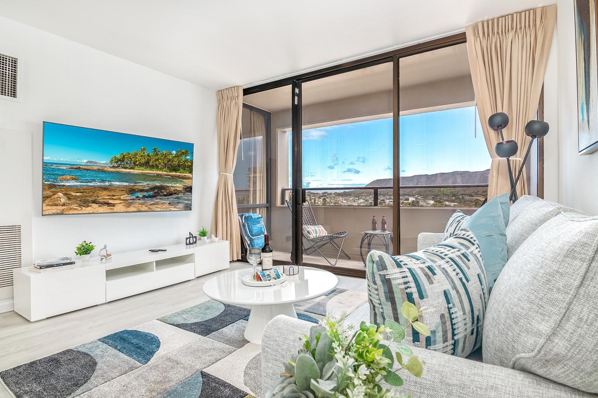 Newly Renovated 2 Bedroom Condo, 1 Block To Waikiki Beach, Free Parking *