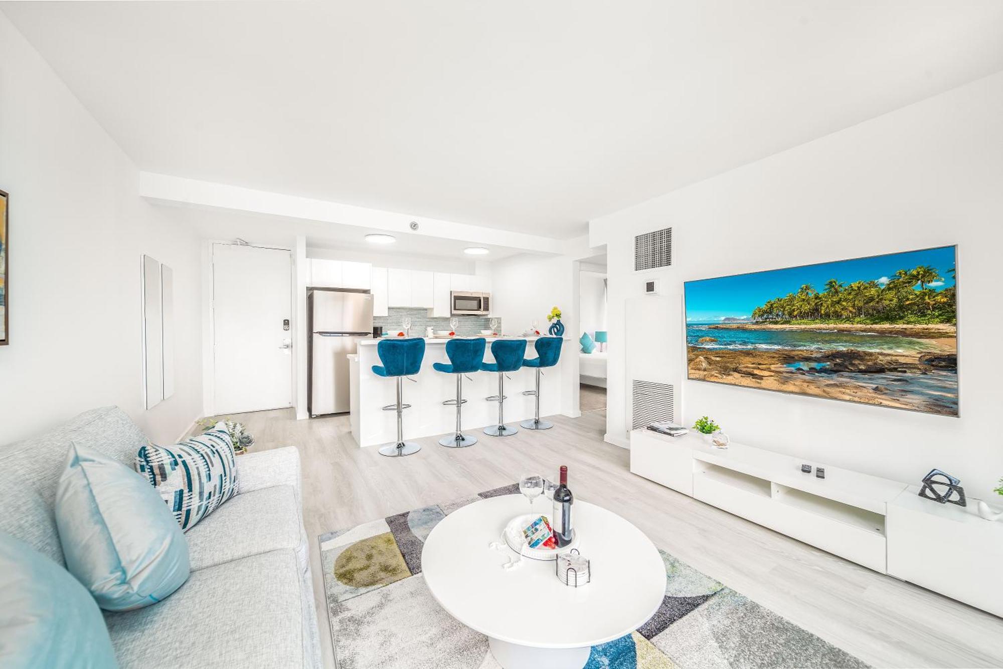 Apartment Newly Renovated 2 Bedroom Condo, 1 Block To Waikiki Beach, Free Parking