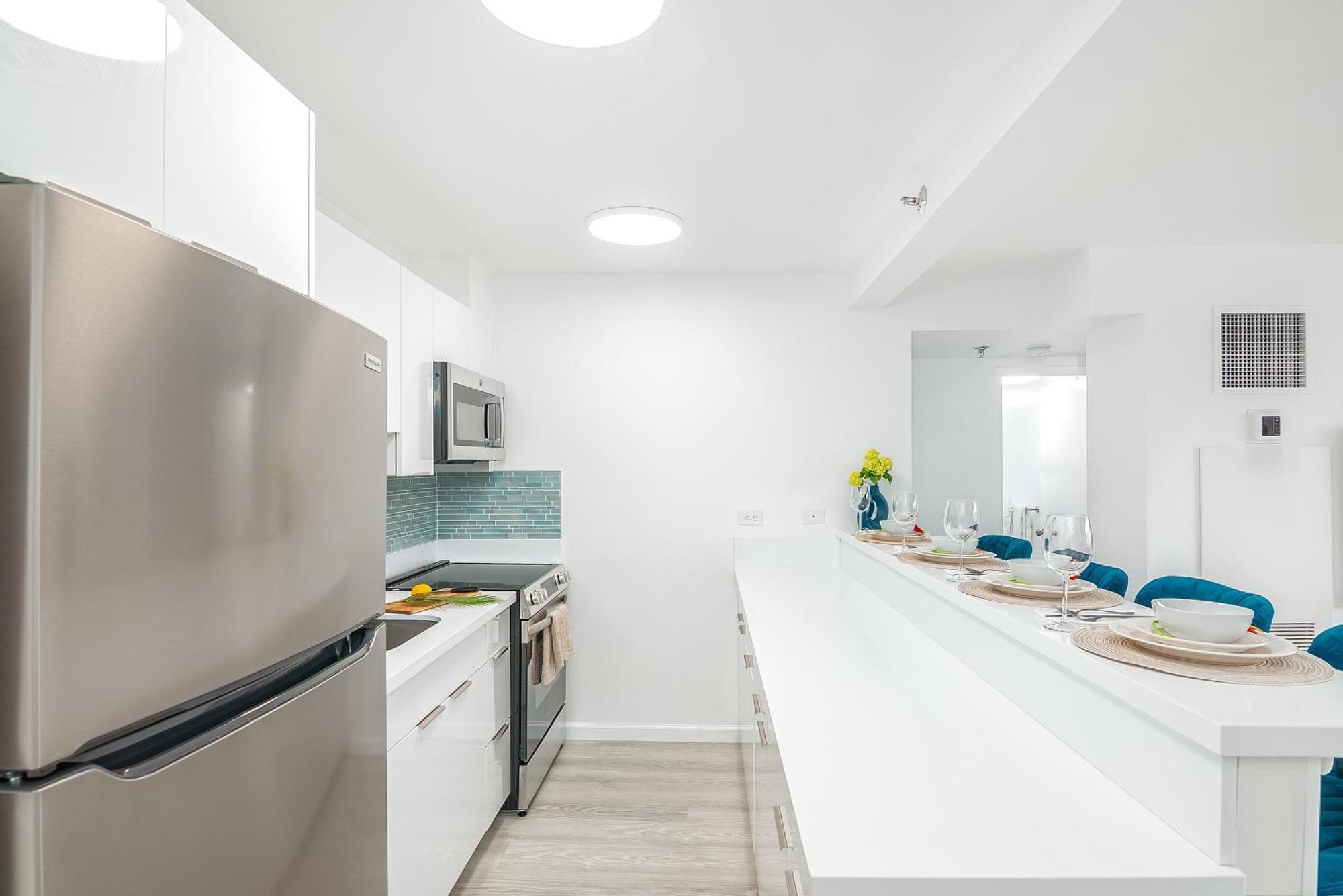 Apartment Newly Renovated 2 Bedroom Condo, 1 Block To Waikiki Beach, Free Parking *