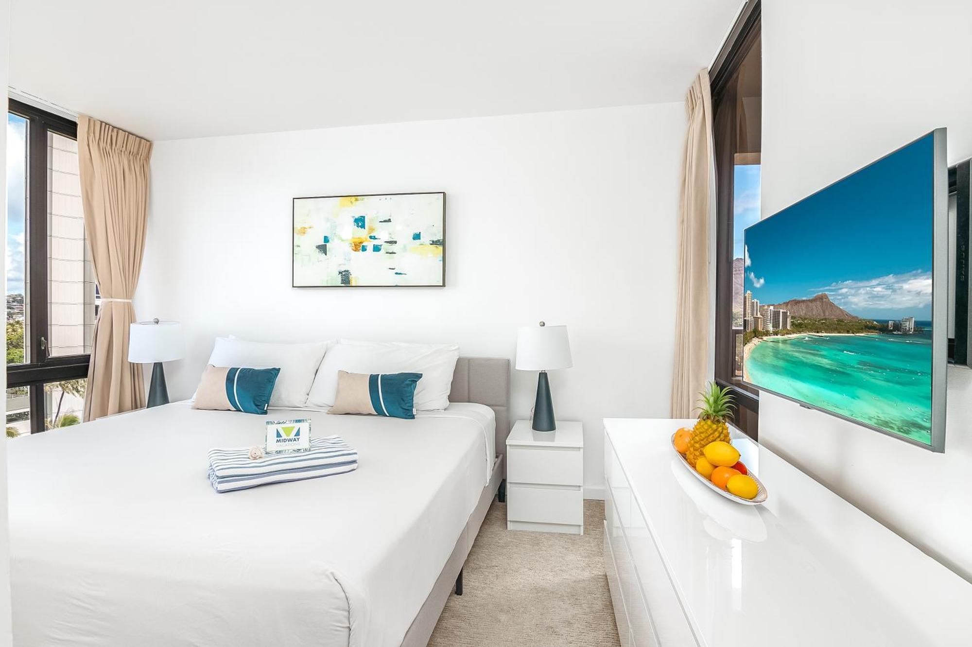 Newly Renovated 2 Bedroom Condo, 1 Block To Waikiki Beach, Free Parking Apartment Honolulu