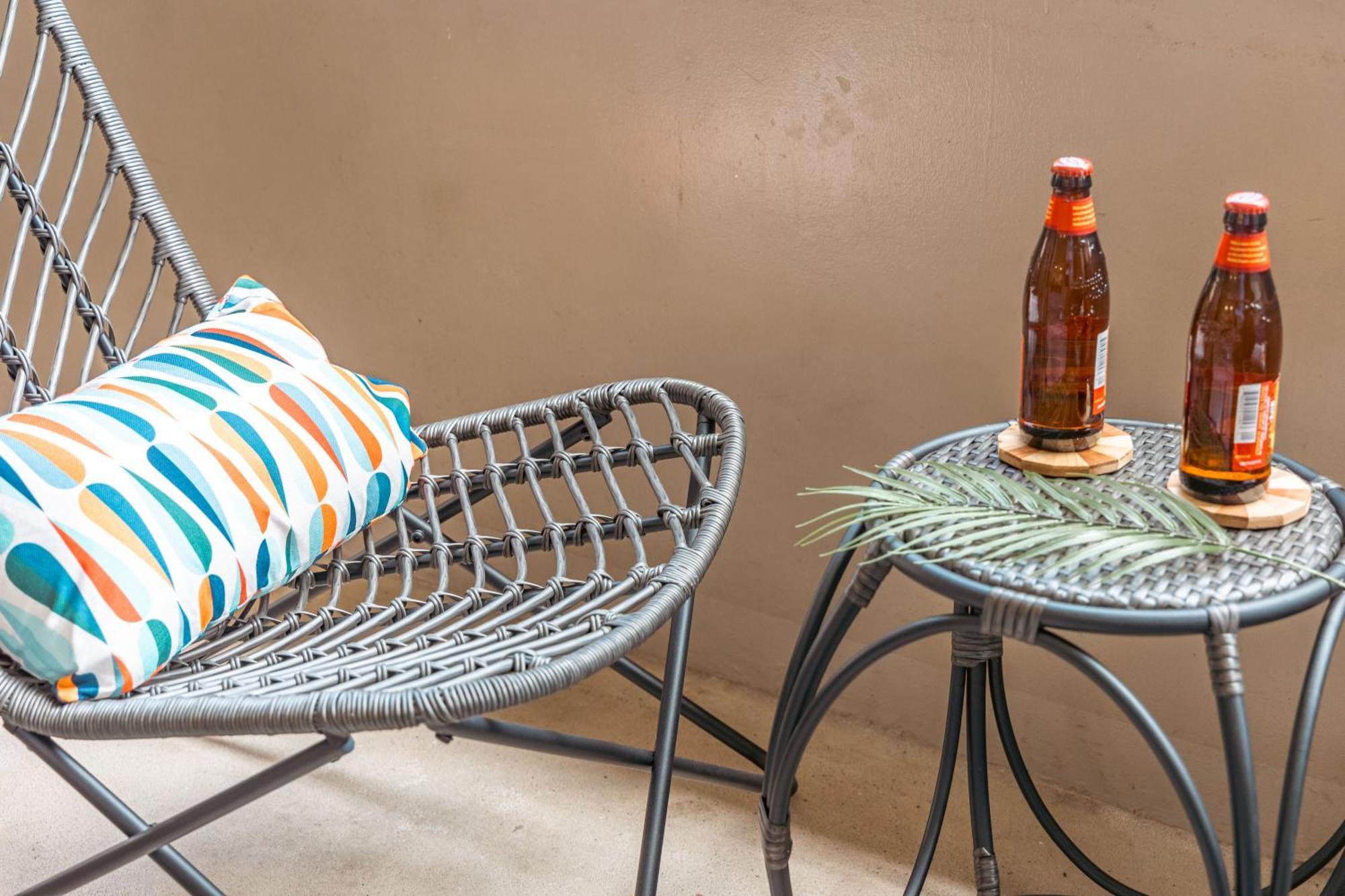 Apartment Newly Renovated 2 Bedroom Condo, 1 Block To Waikiki Beach, Free Parking Honolulu