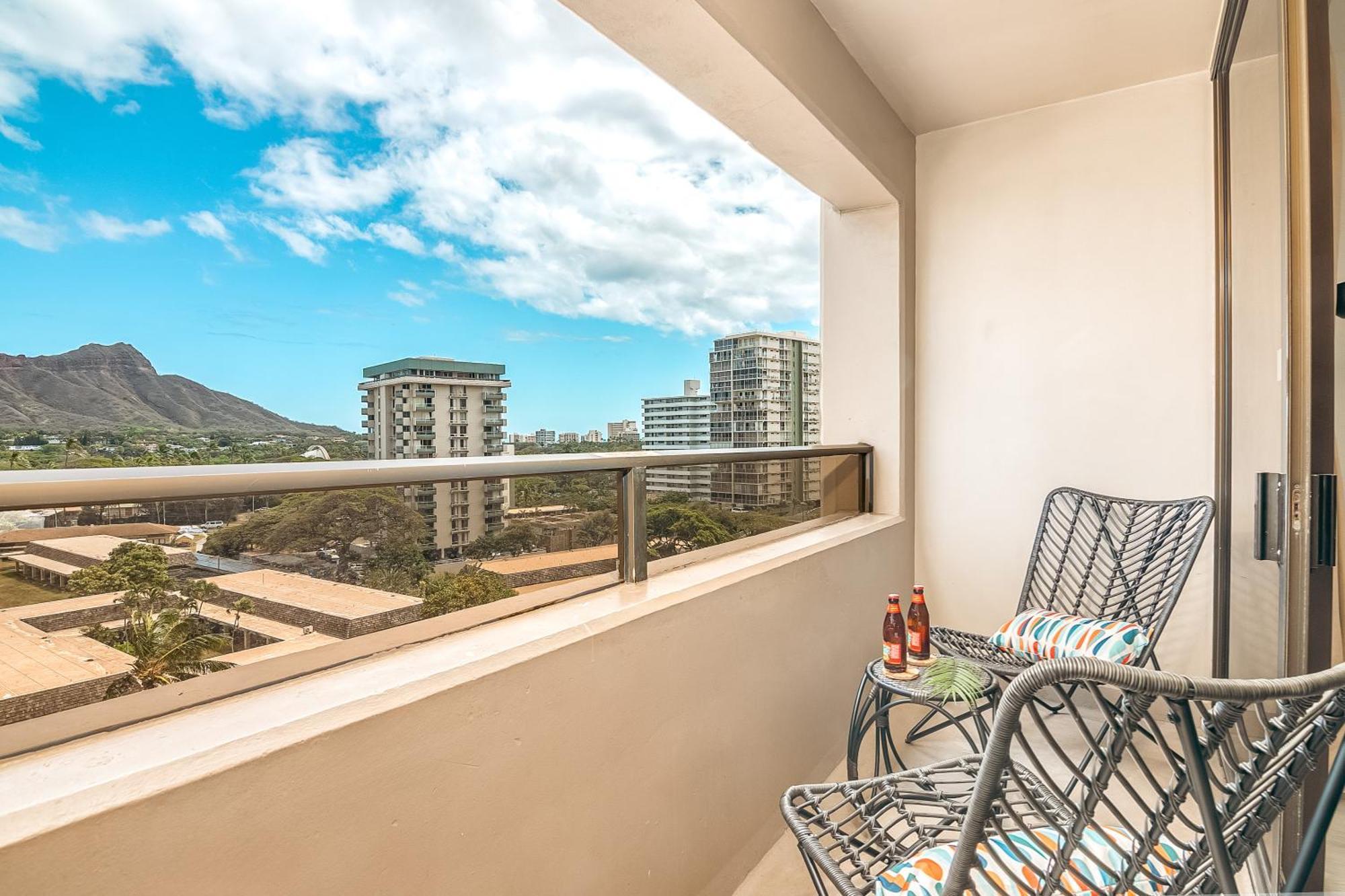 Newly Renovated 2 Bedroom Condo, 1 Block To Waikiki Beach, Free Parking *