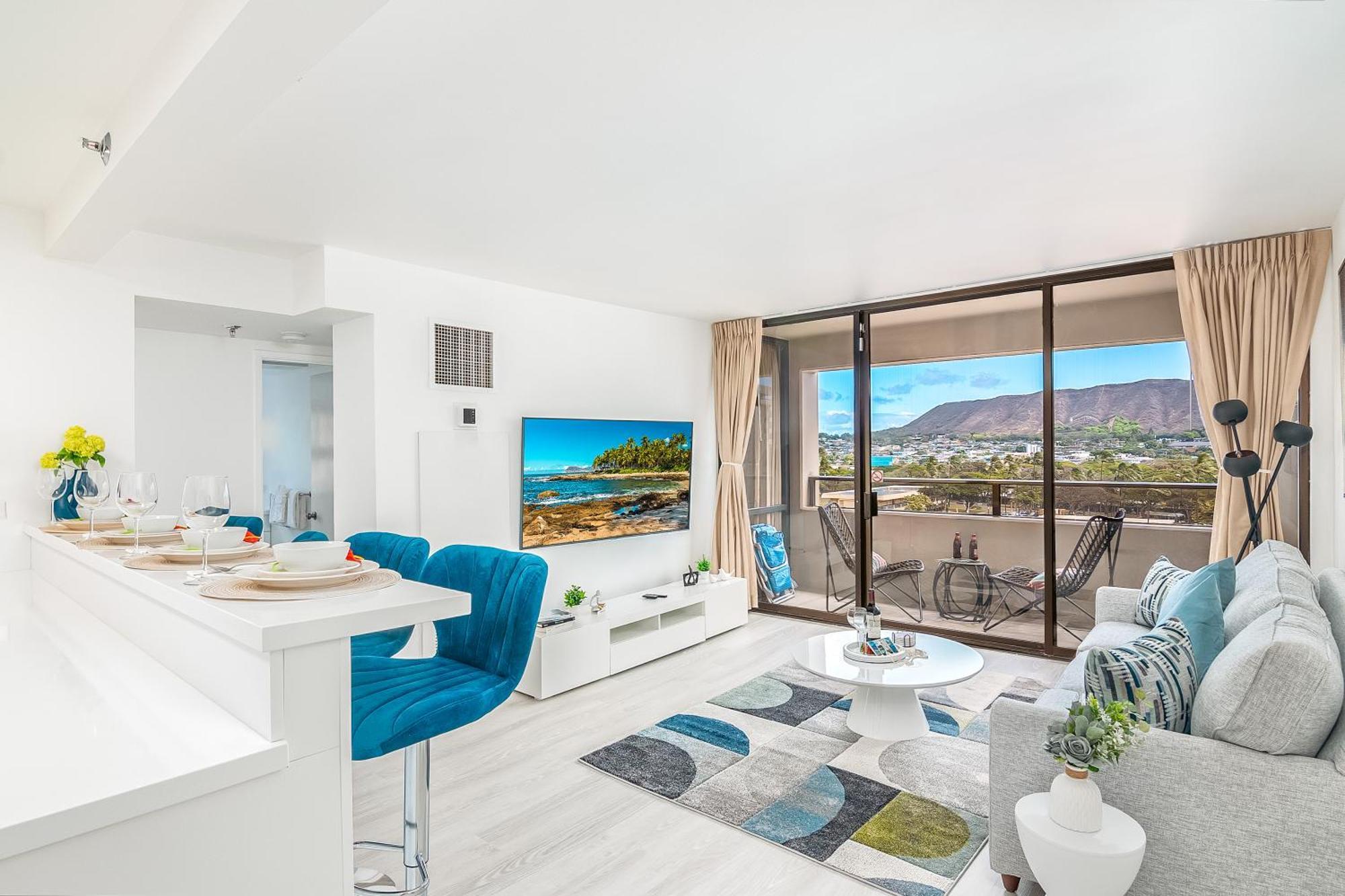 Newly Renovated 2 Bedroom Condo, 1 Block To Waikiki Beach, Free Parking * Honolulu