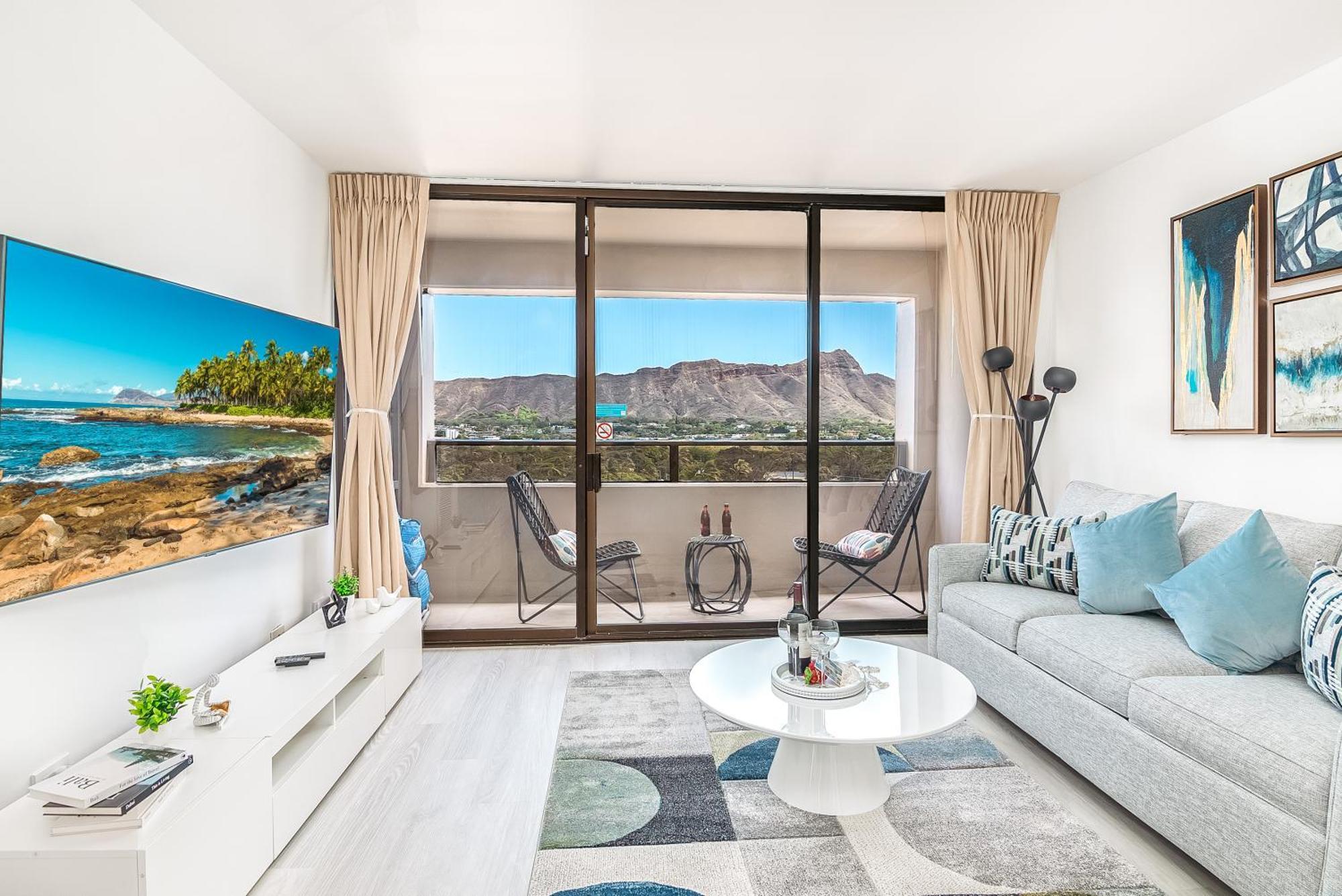 Newly Renovated 2 Bedroom Condo, 1 Block To Waikiki Beach, Free Parking Apartment