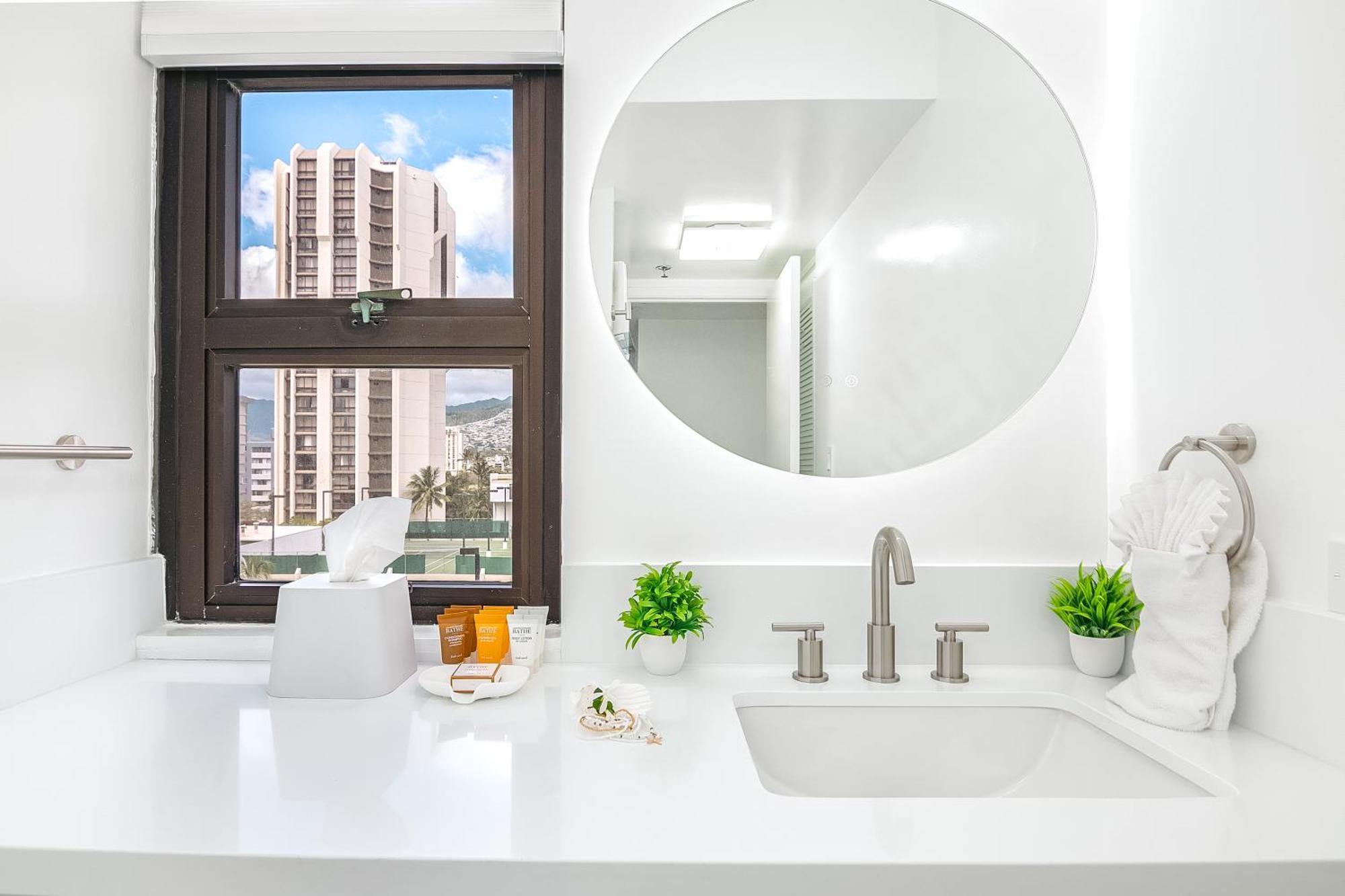 Newly Renovated 2 Bedroom Condo, 1 Block To Waikiki Beach, Free Parking Apartment *