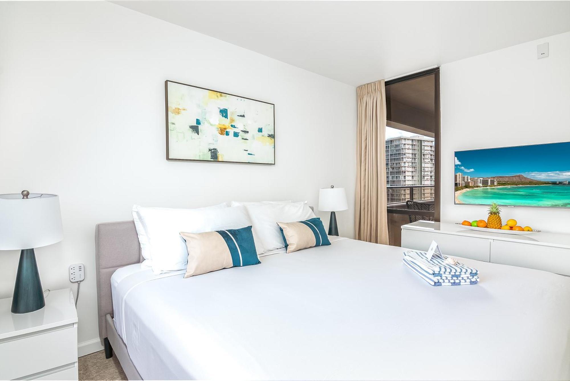 Apartment Newly Renovated 2 Bedroom Condo, 1 Block To Waikiki Beach, Free Parking *