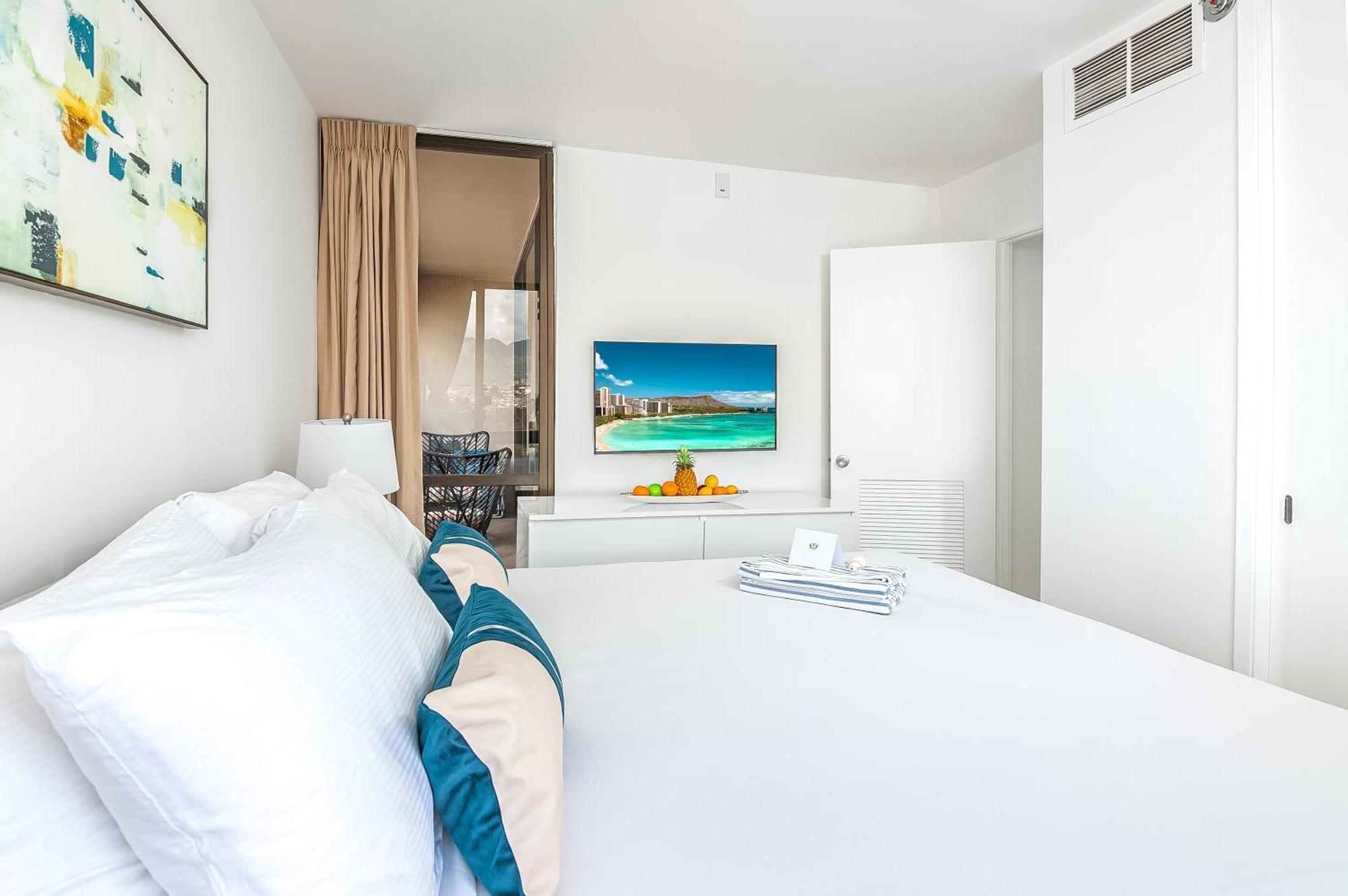Newly Renovated 2 Bedroom Condo, 1 Block To Waikiki Beach, Free Parking *