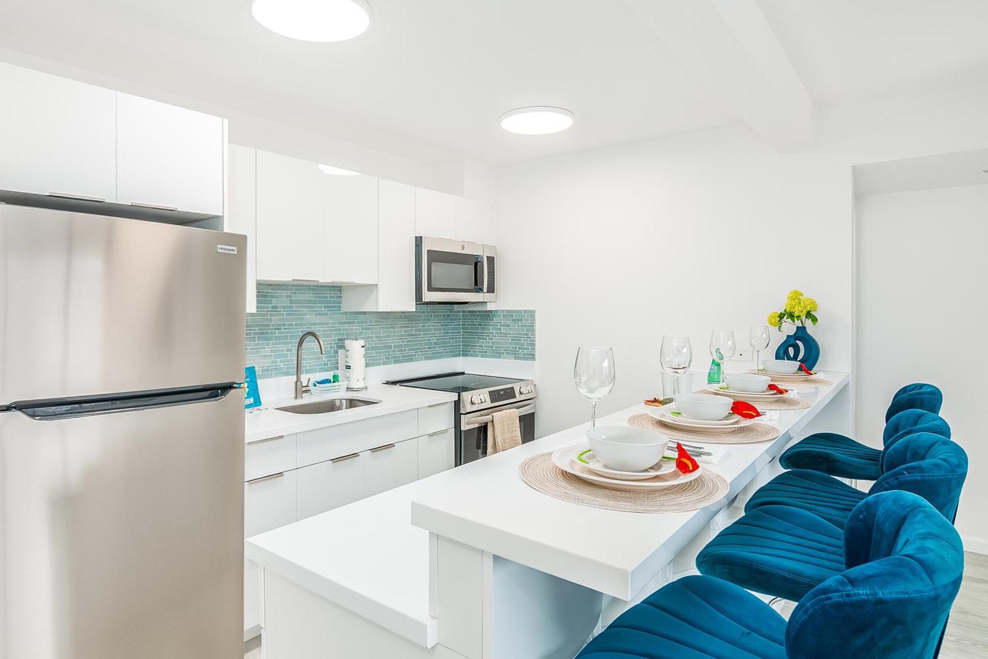 Newly Renovated 2 Bedroom Condo, 1 Block To Waikiki Beach, Free Parking Honolulu