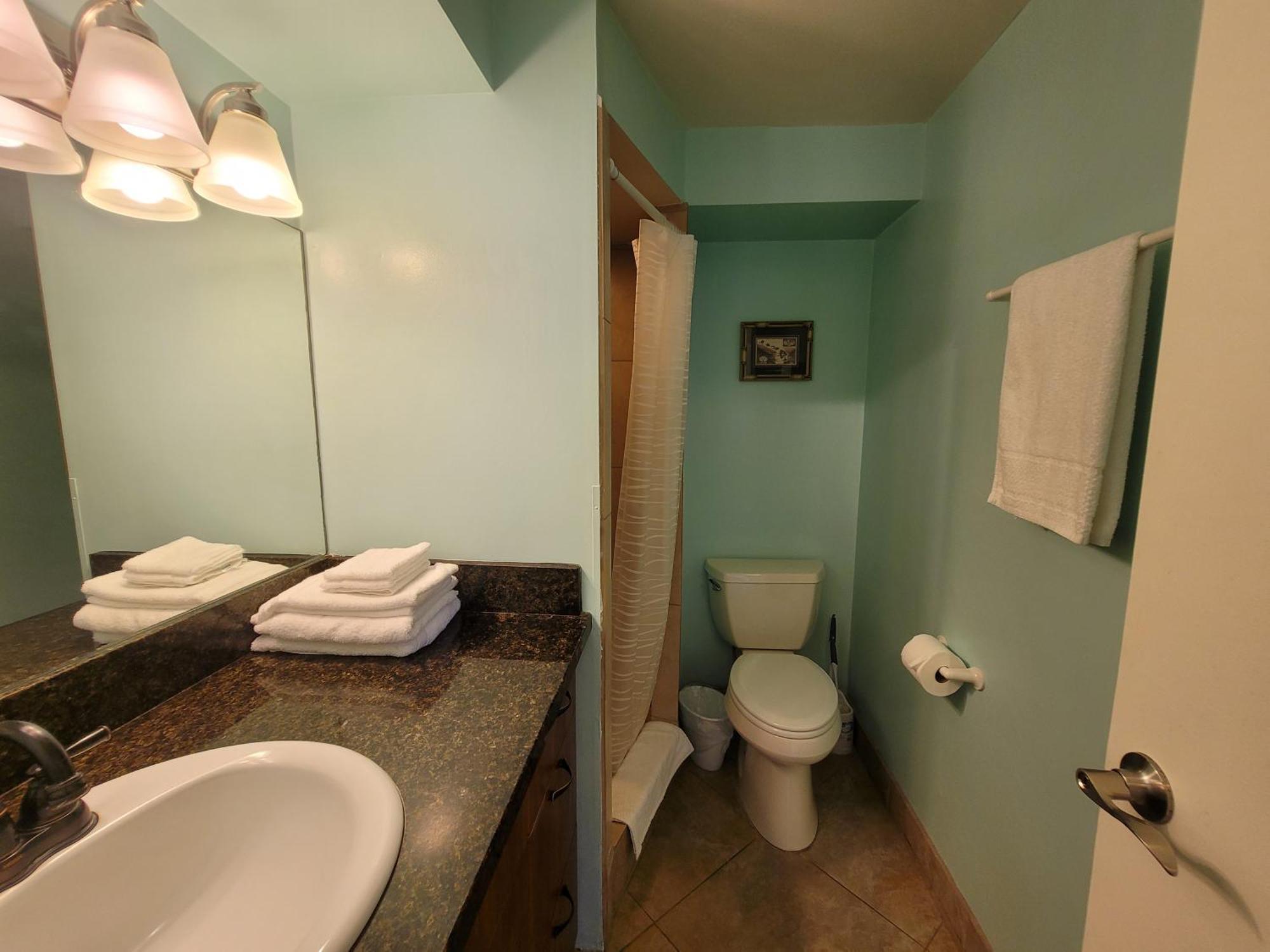 Apartment Spacious W/ Parking, Beach/mall/park