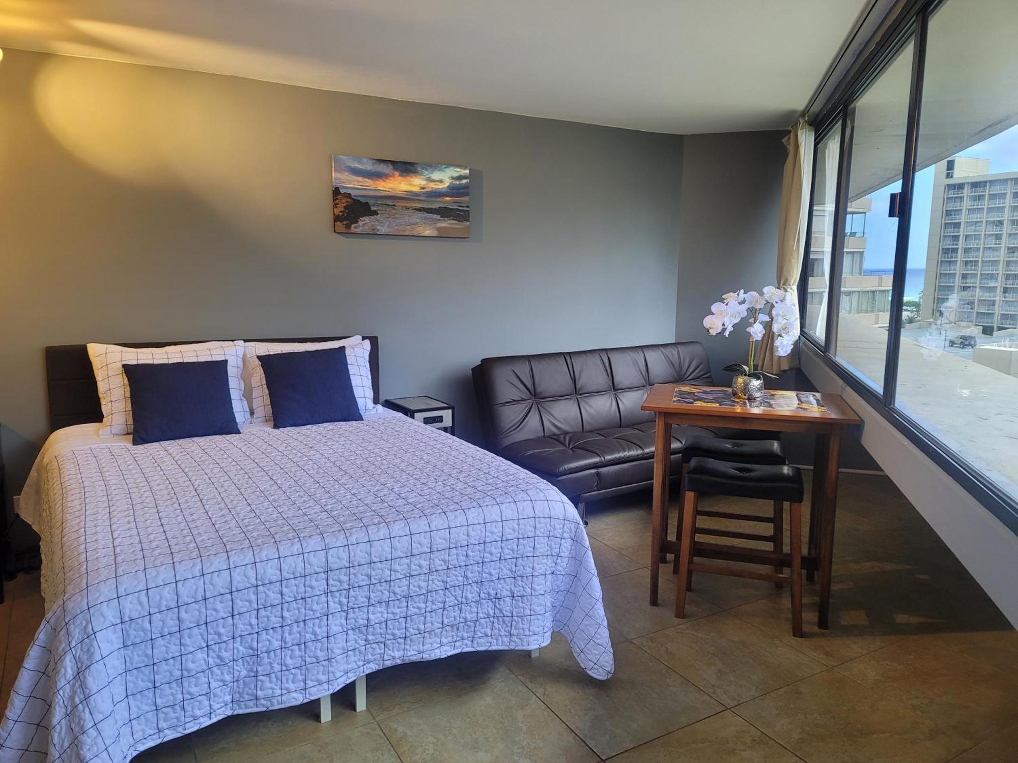 Spacious W/ Parking, Beach/mall/park Apartment *