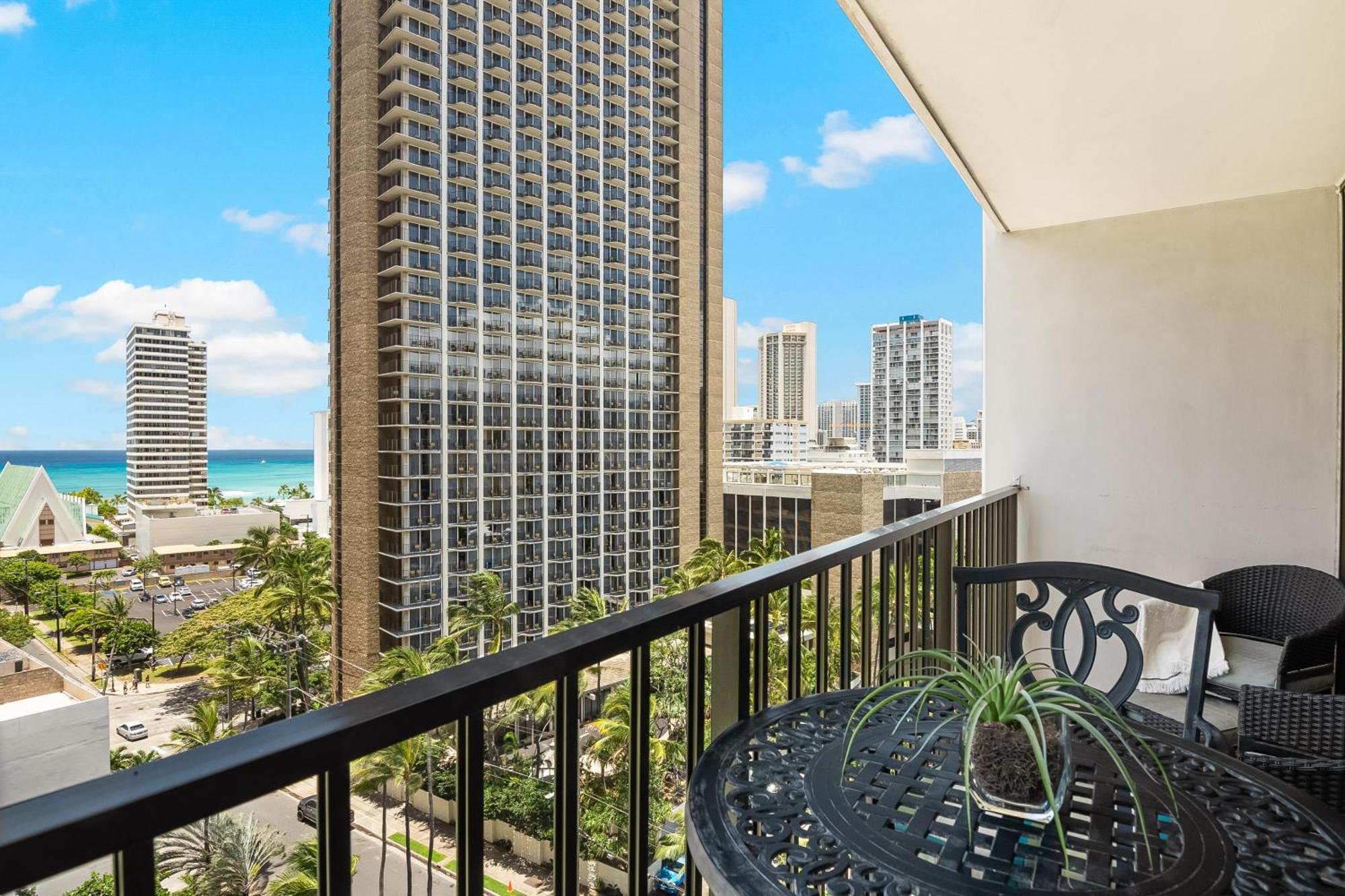 Waikiki Ocean View King Bed & Free Parking Apartment *