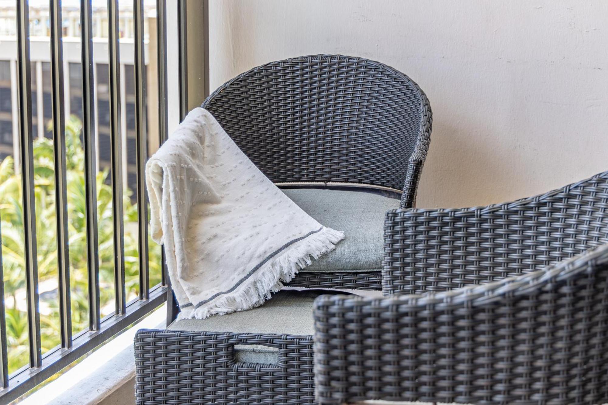 Waikiki Ocean View King Bed & Free Parking *