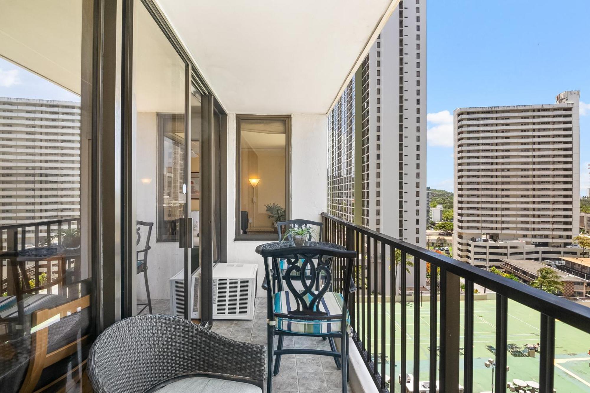 Waikiki Ocean View King Bed & Free Parking Apartment