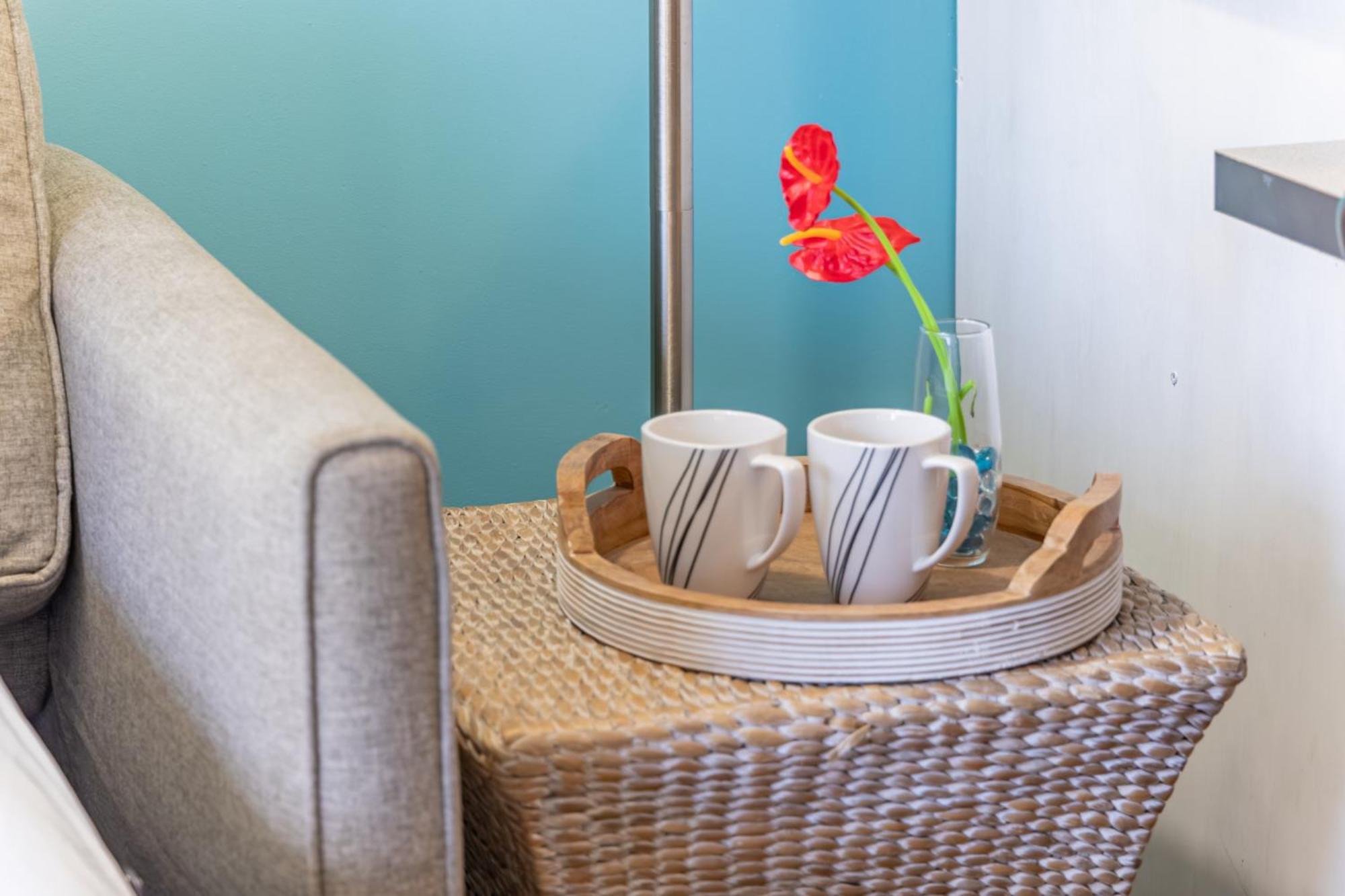 Waikiki Ocean View King Bed & Free Parking Apartment *