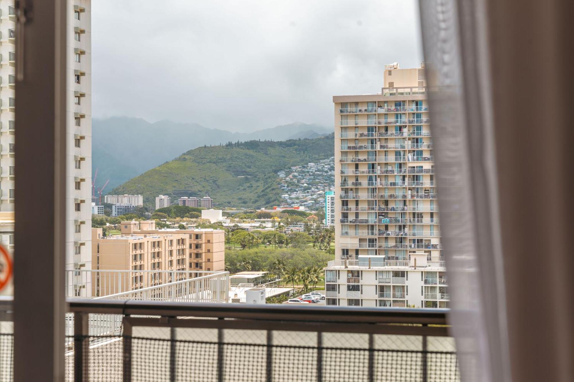 2br-2ba Close To Waikiki With Free Parking! * Honolulu