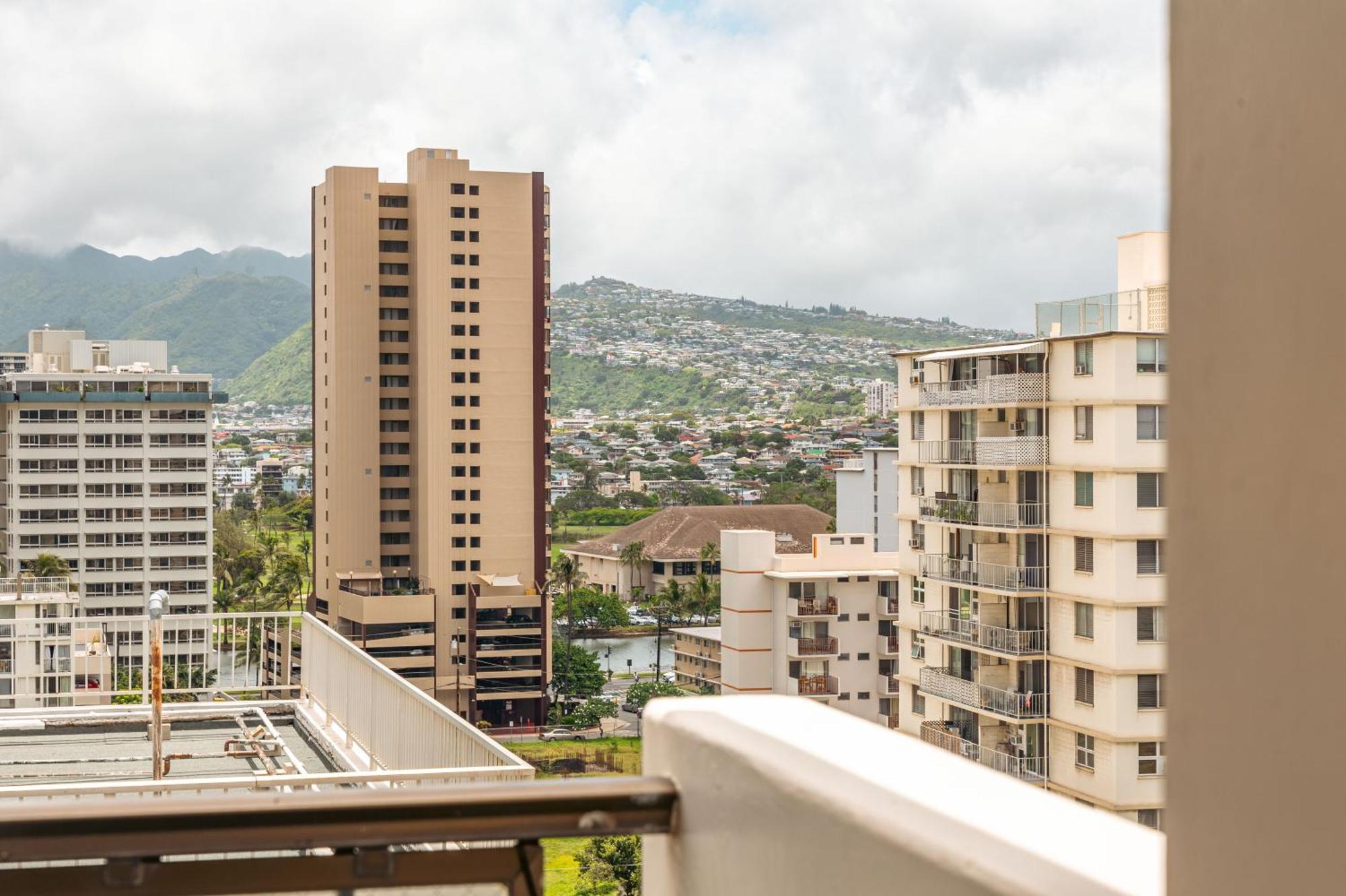 2br-2ba Close To Waikiki With Free Parking! *