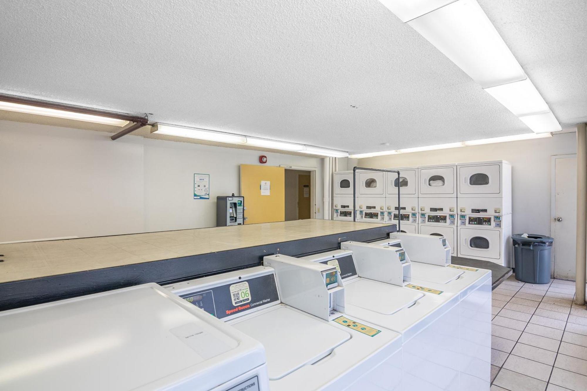 2br-2ba Close To Waikiki With Free Parking! *