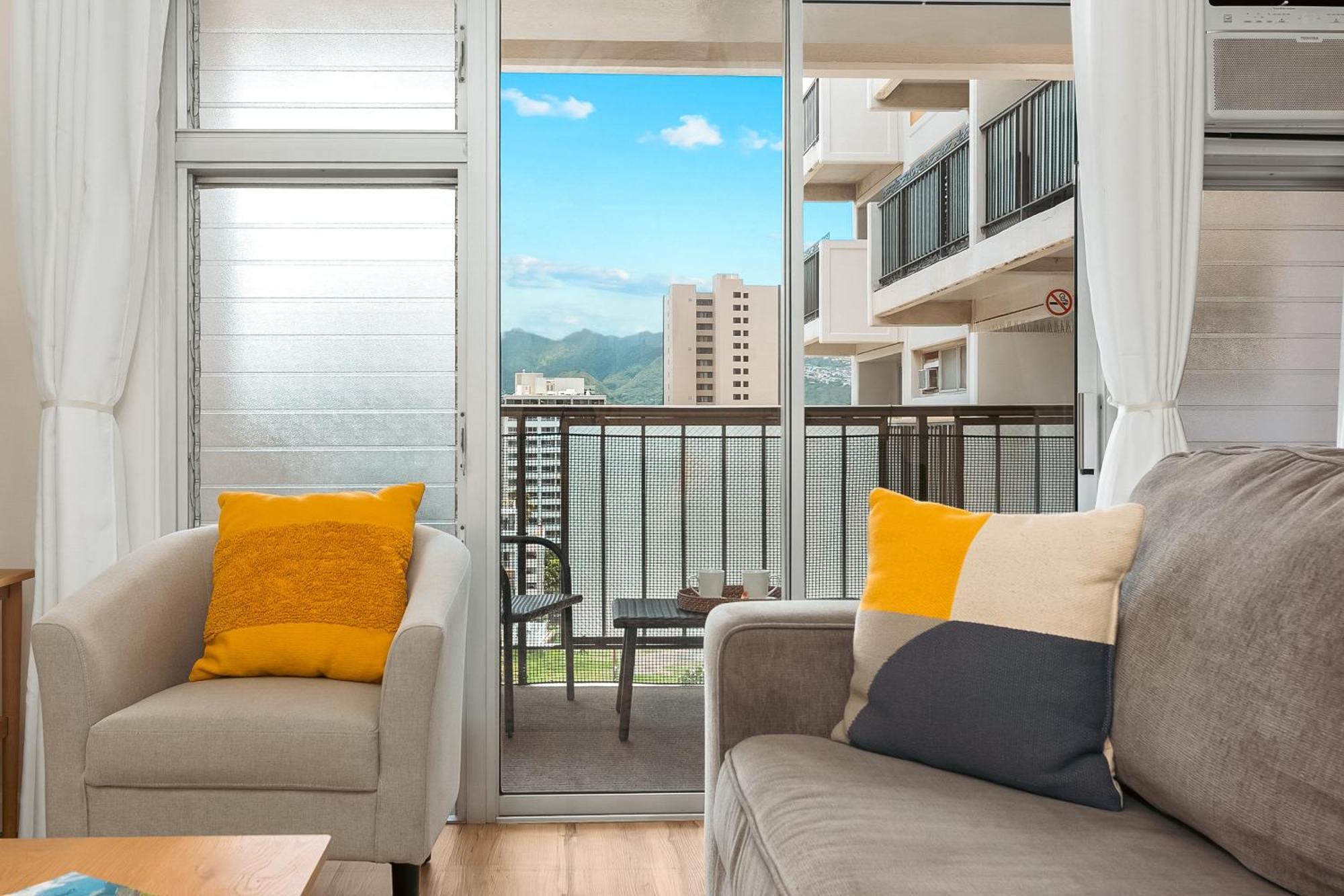 Apartment 2br-2ba Close To Waikiki With Free Parking! *
