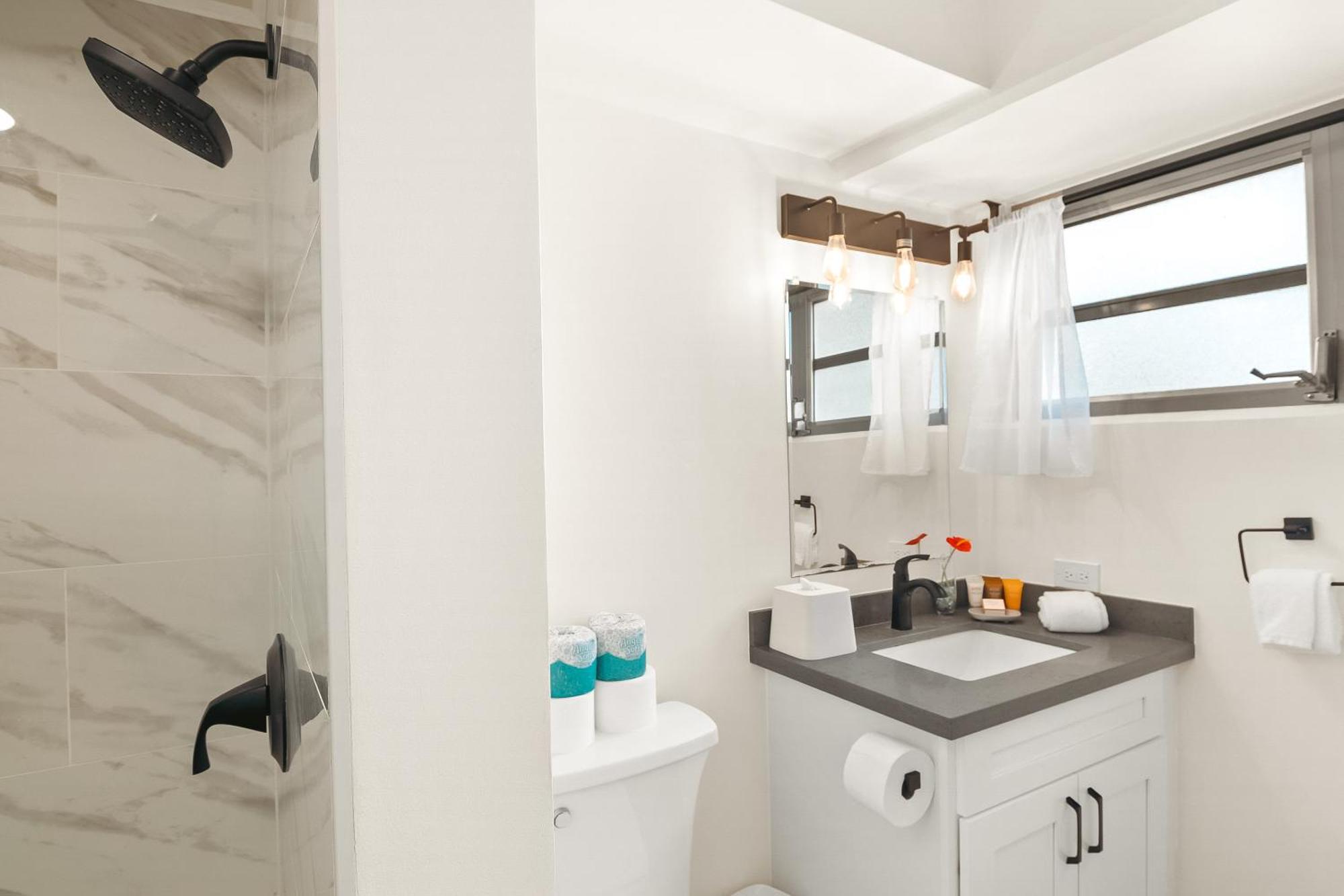 Apartment 2br-2ba Close To Waikiki With Free Parking!