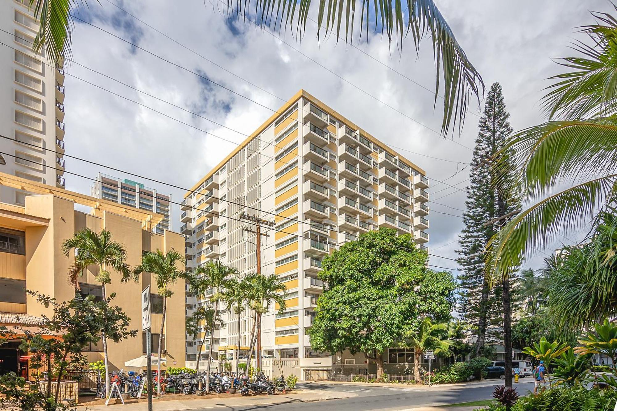 Apartment 2br-2ba Close To Waikiki With Free Parking!