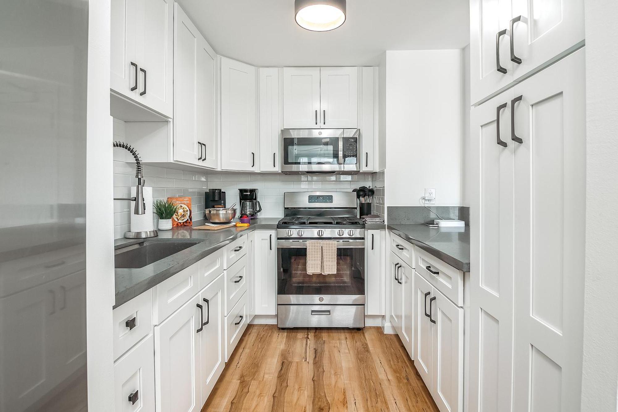 Apartment 2br-2ba Close To Waikiki With Free Parking!