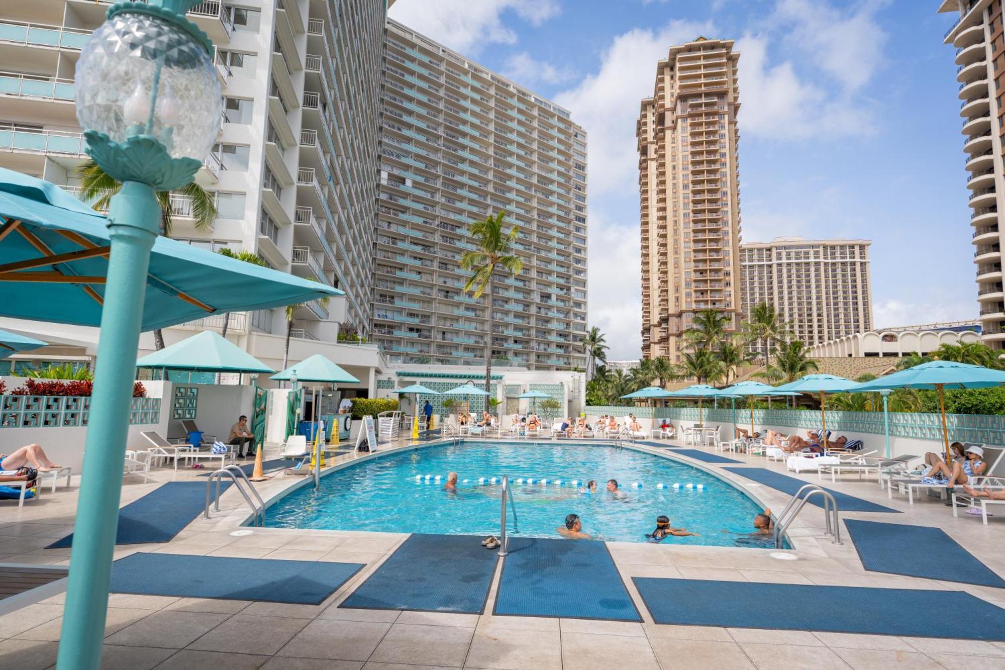 Romanna's Oahu Getaway With Heated Pool & Views Honolulu