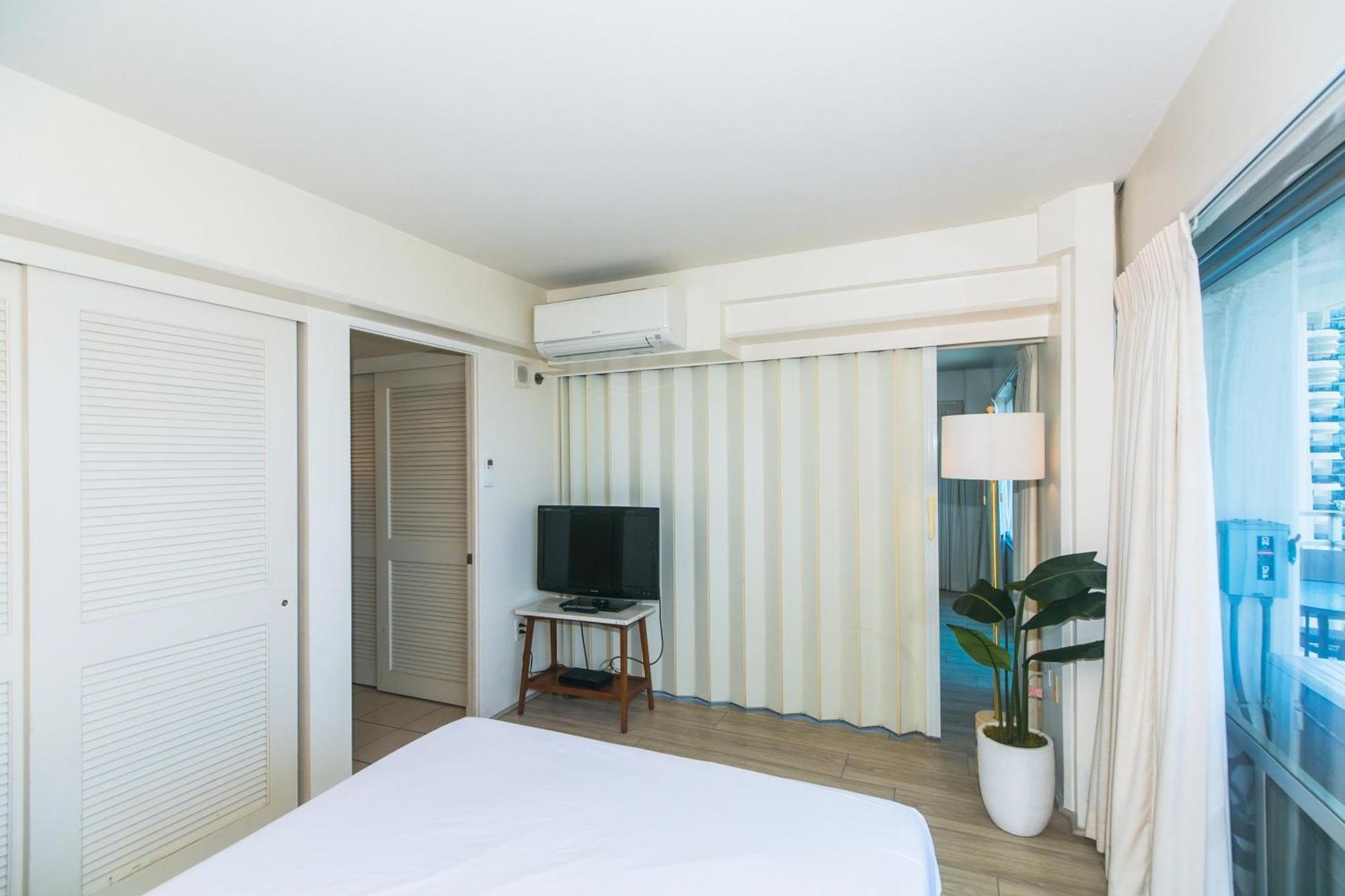 Apartment Two Bedroom Overlooking Ala Wai Boat Harbor *