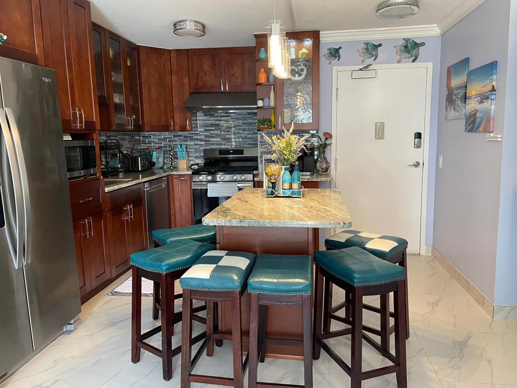 Amazing Waikiki 2bed2bath+free Parking Apartment *