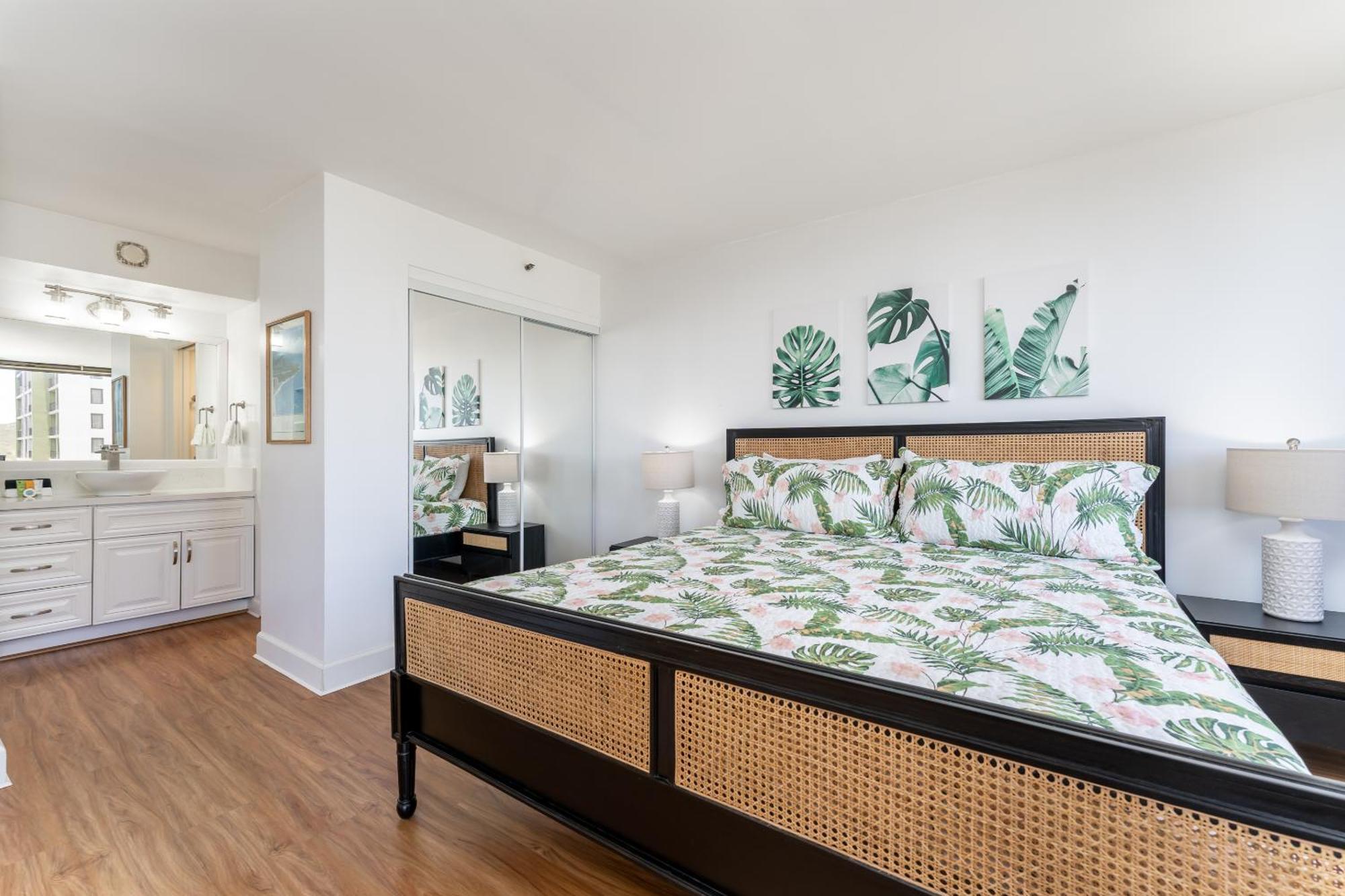 Apartment Waikiki Banyan W-ocean Views With Free Parking! *