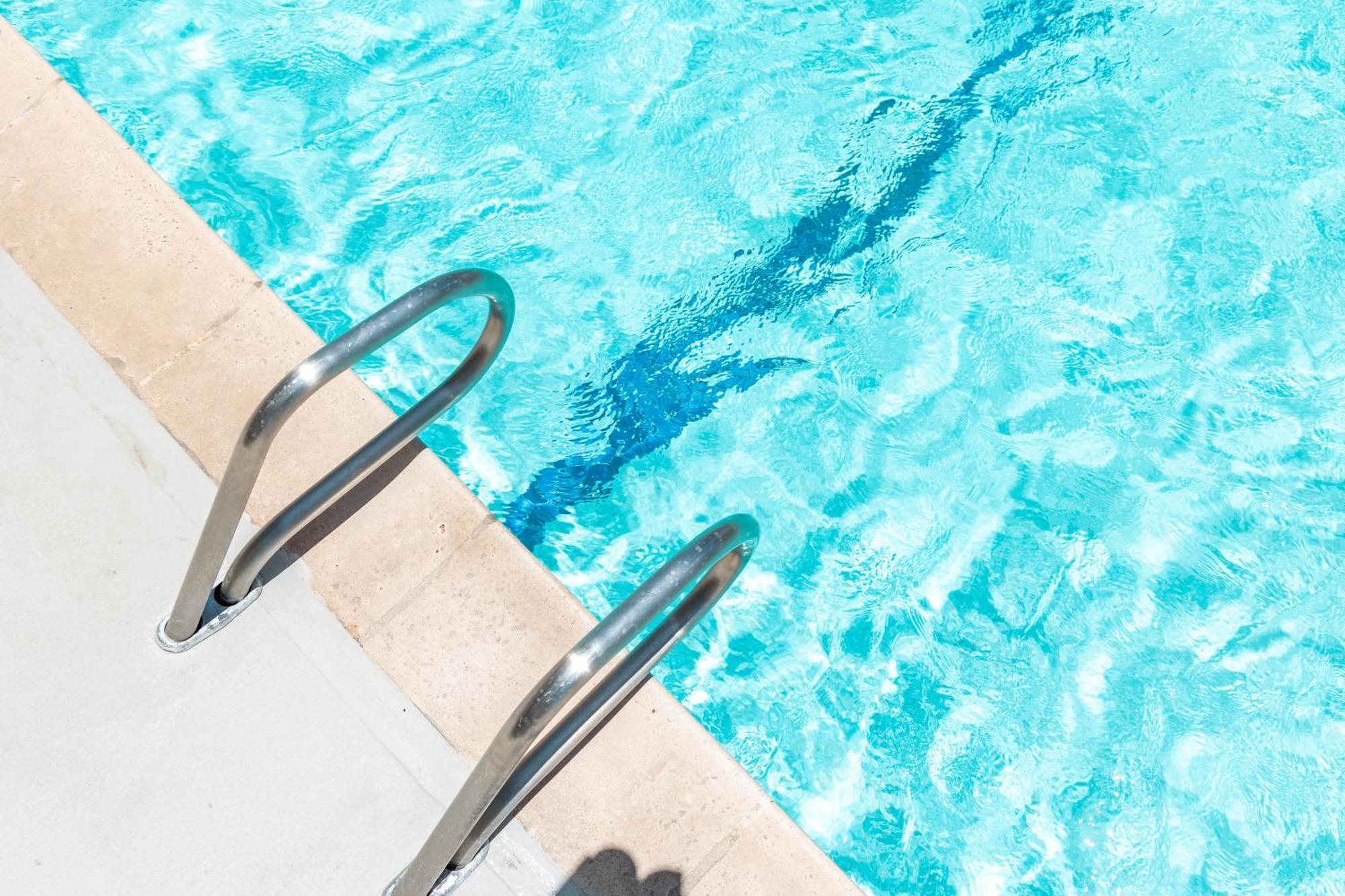 Warm Aloha Vibes, Mountain Views, Short Walk To Beach, And Free Parking Apartment