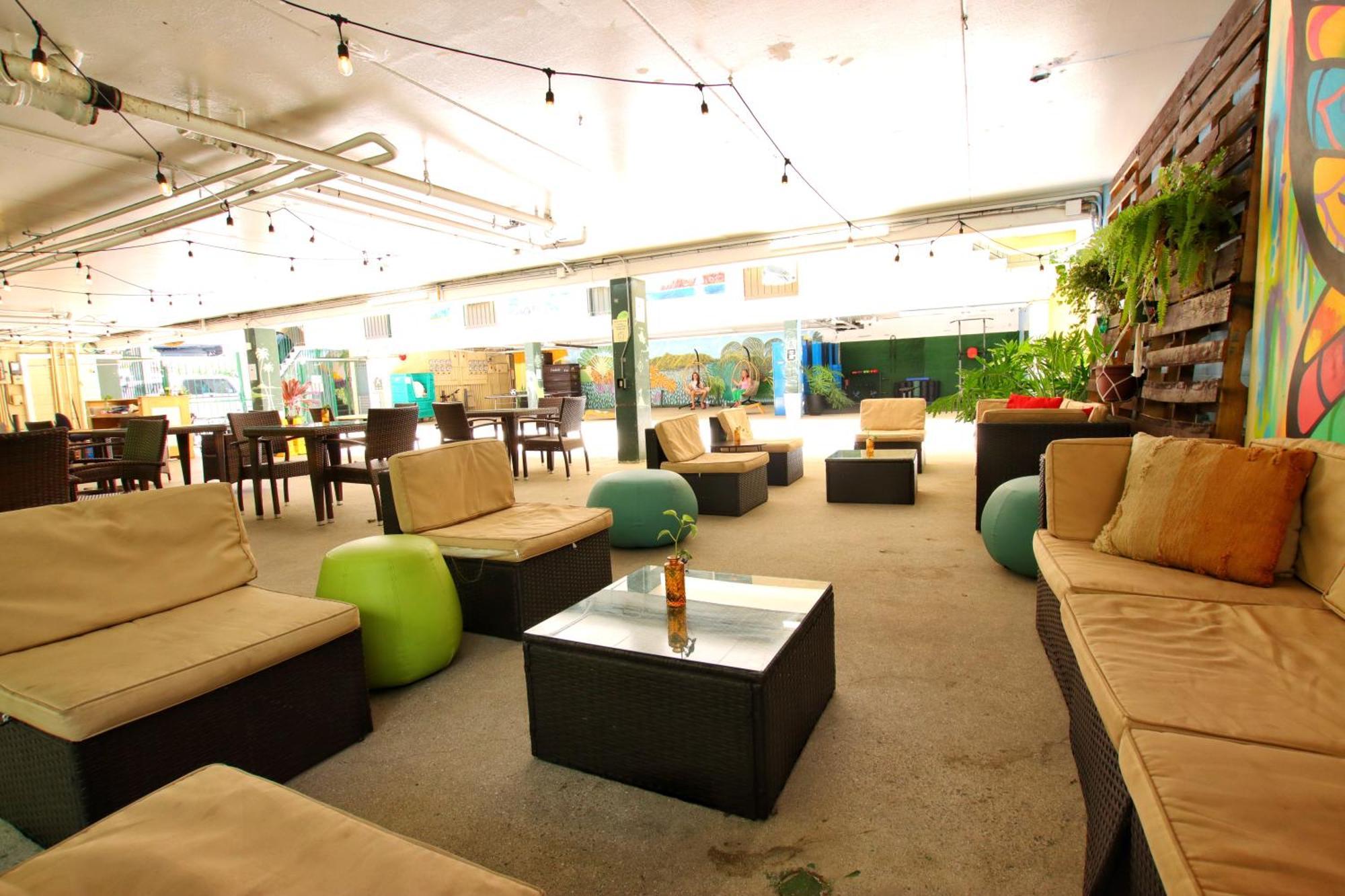 Waikiki Beachside Hostel
