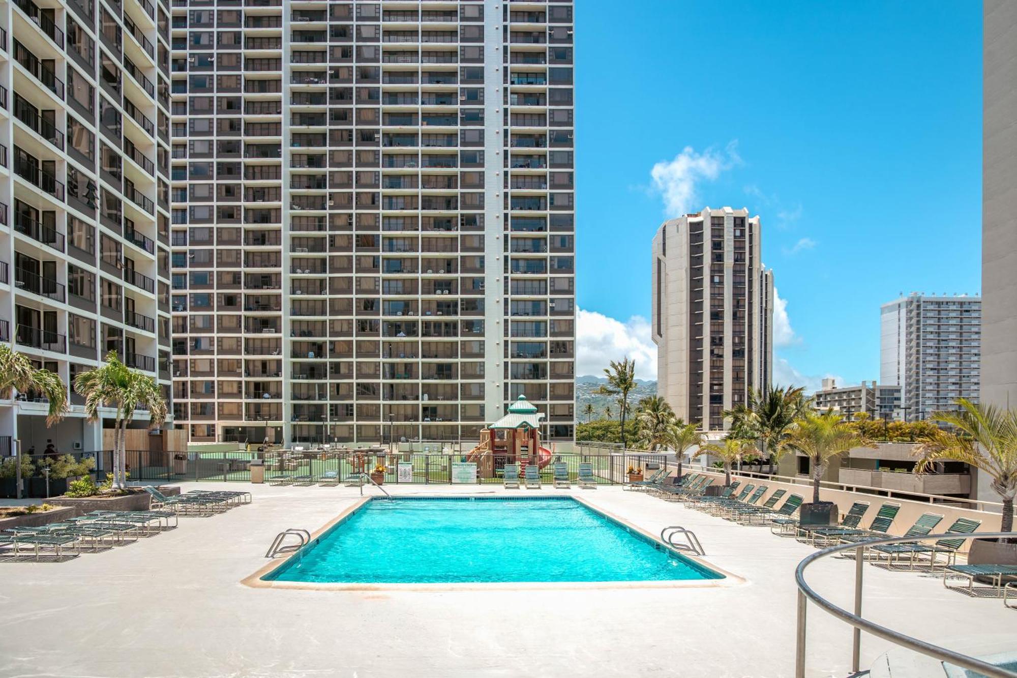 Lovely 1br Ocean View Condo, Near + Parking! *
