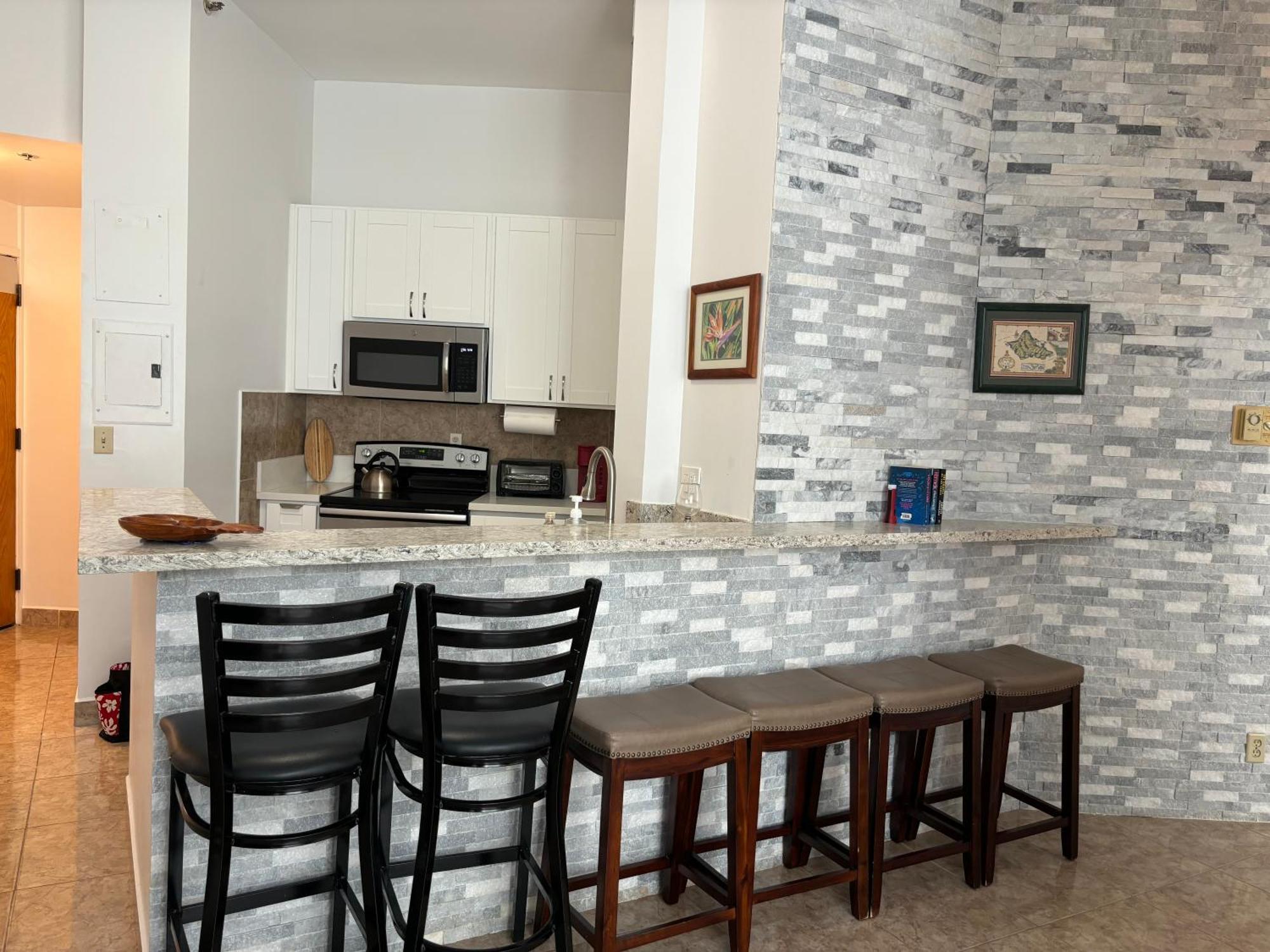 2br Downtown High Ceiling Free Parking And Wifi * Honolulu