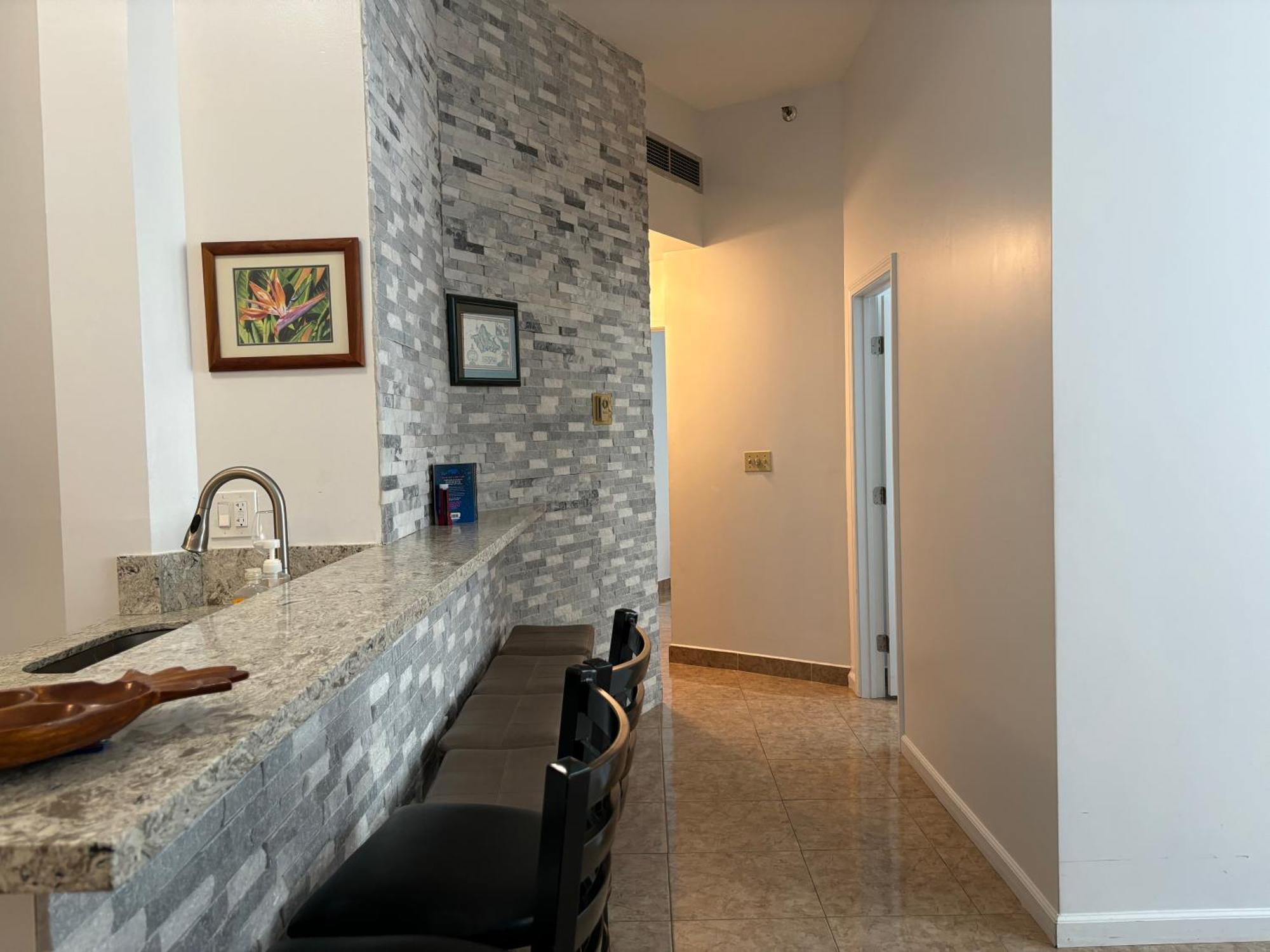 Apartment 2br Downtown High Ceiling Free Parking And Wifi *