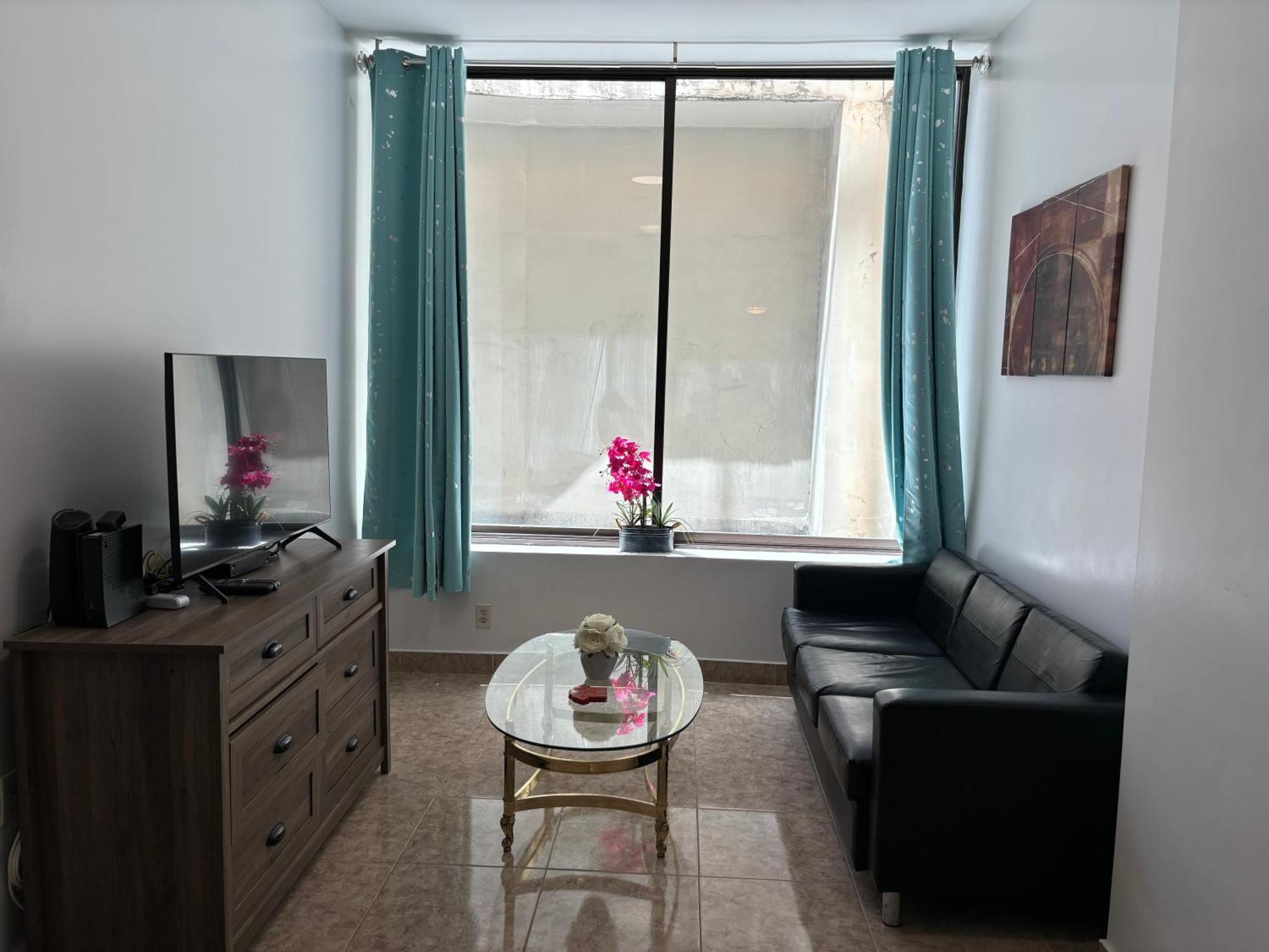 Apartment 2br Downtown High Ceiling Free Parking And Wifi Honolulu