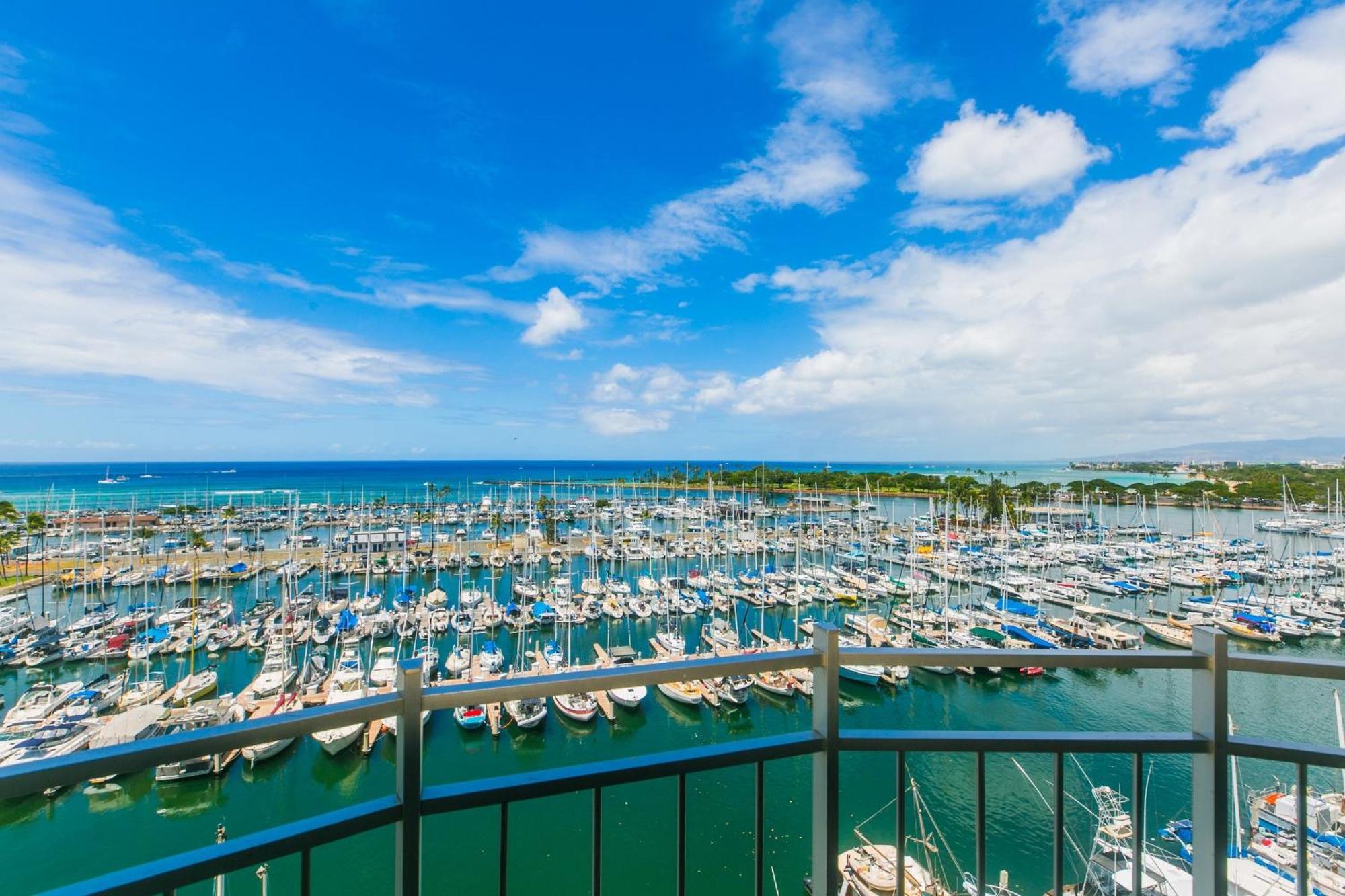 Apartment Spacious One Bedroom Harbor View At Ilikai Marina With Private Balcony *