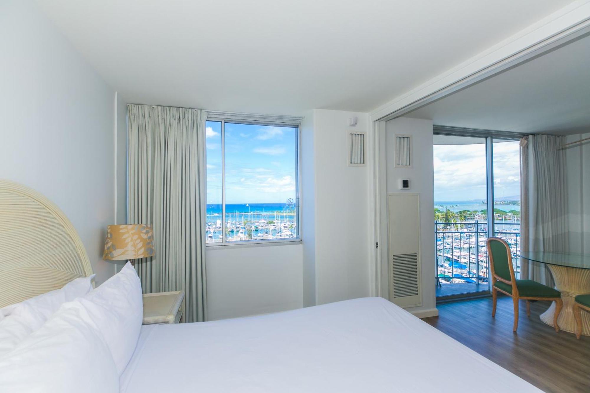 Apartment Spacious One Bedroom Harbor View At Ilikai Marina With Private Balcony