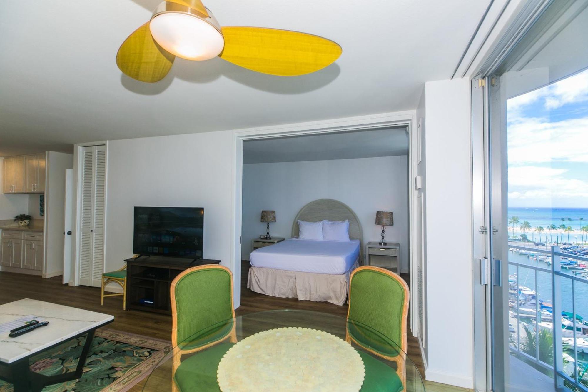 Apartment Spacious One Bedroom Harbor View At Ilikai Marina With Private Balcony Honolulu