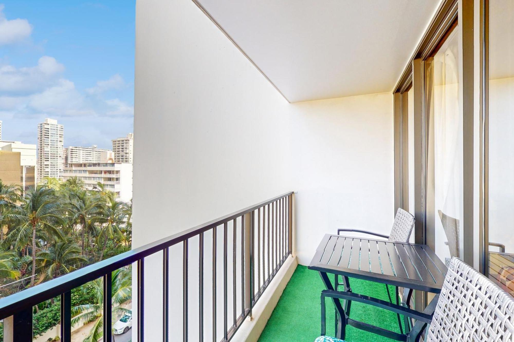Waikiki Banyan #908 Apartment *