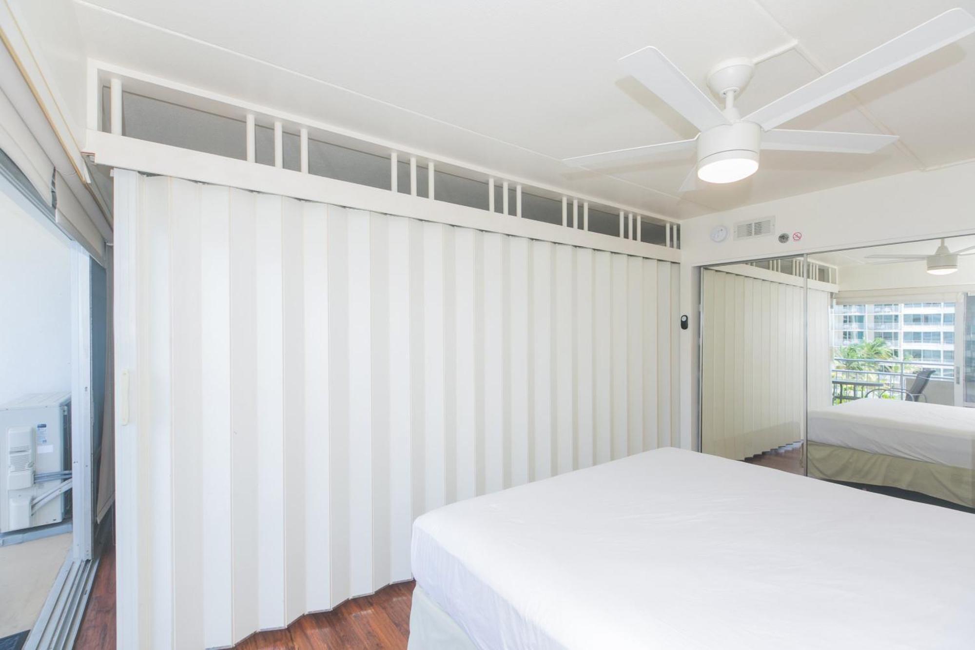 Apartment Ilikai Tower 633 Yacht Harbor View 1br