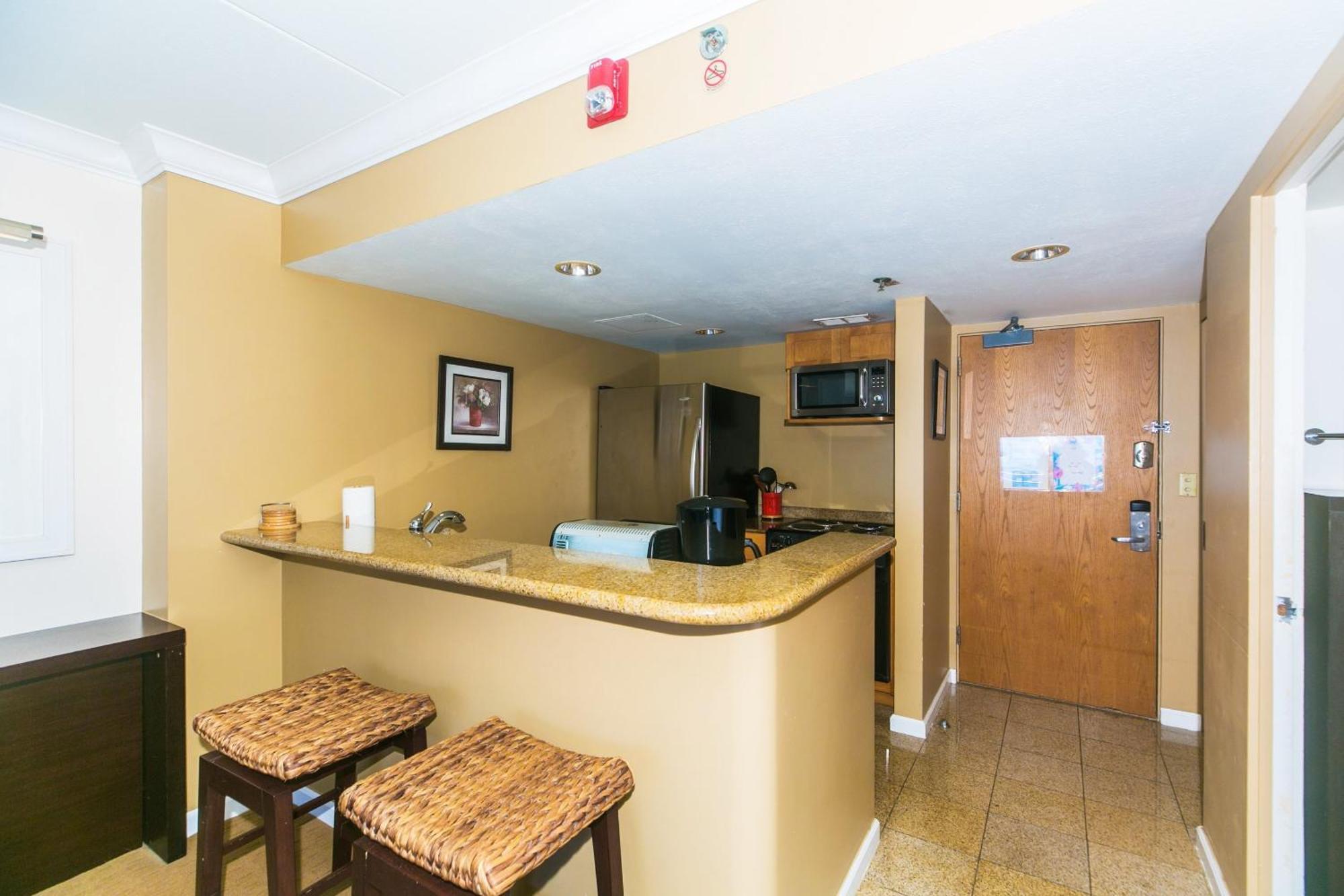 Ilikai Tower One Bedroom Lagoon View Waikiki With Lanai & Free Wifi
