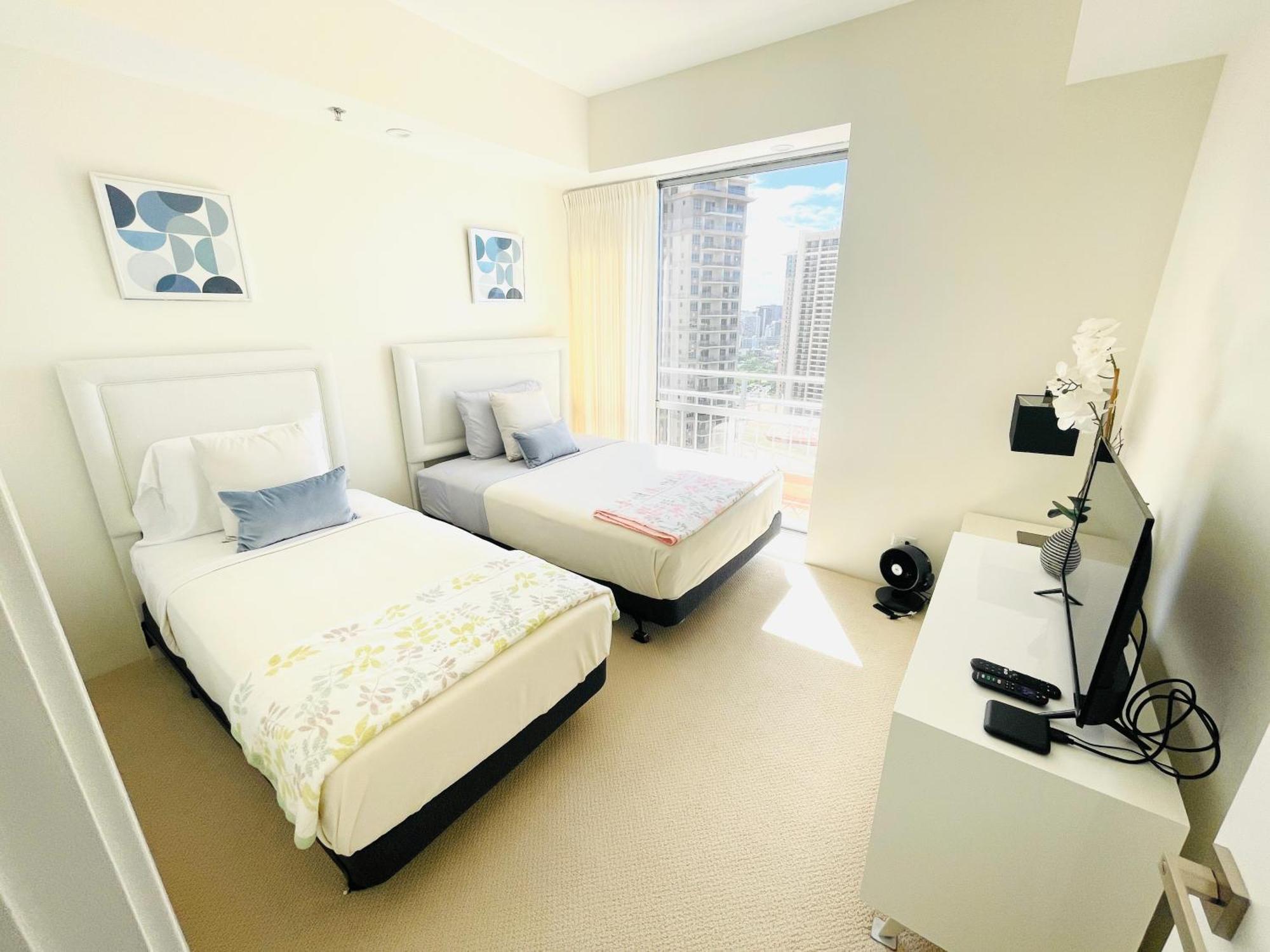 Penthouse Ocean View Two Bedroom Sleeps Eight 2607 * Honolulu
