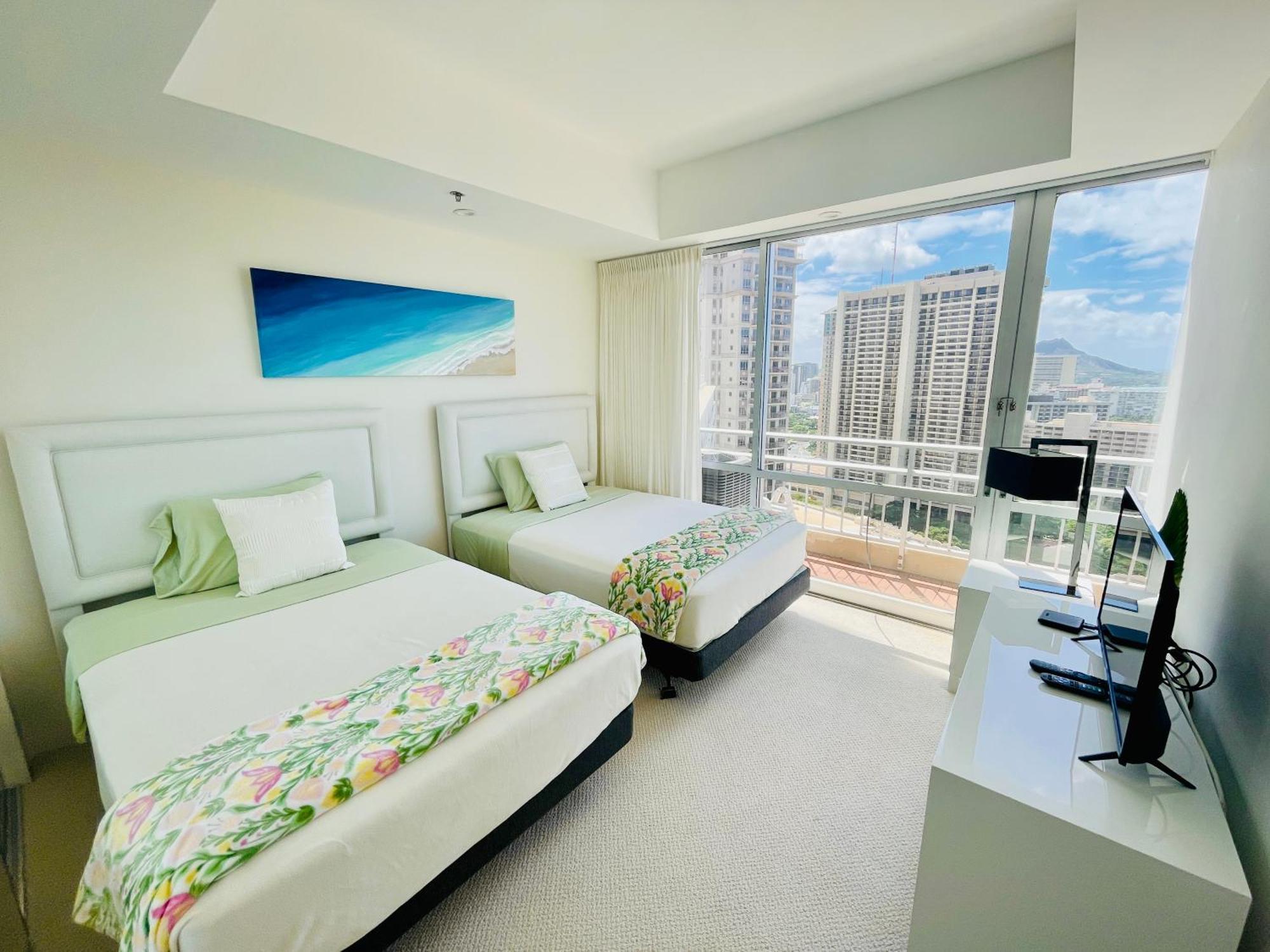 Penthouse Ocean View Two Bedroom Sleeps Eight 2607 * Honolulu