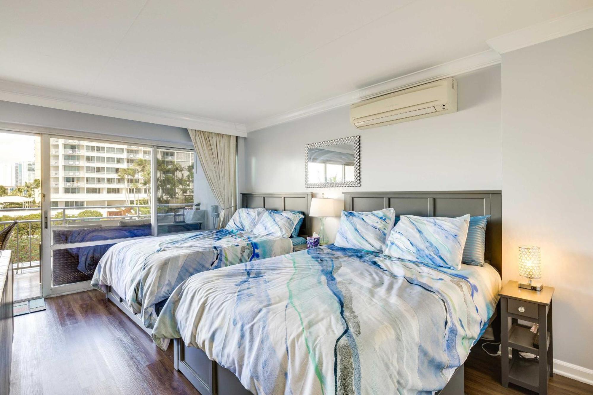 Apartment With Ocean View Parking Included! Honolulu