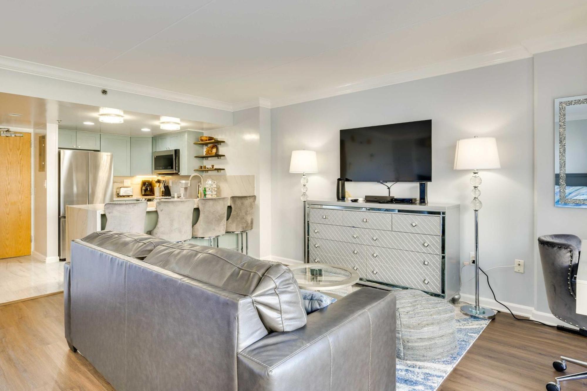 Apartment With Ocean View Parking Included!
