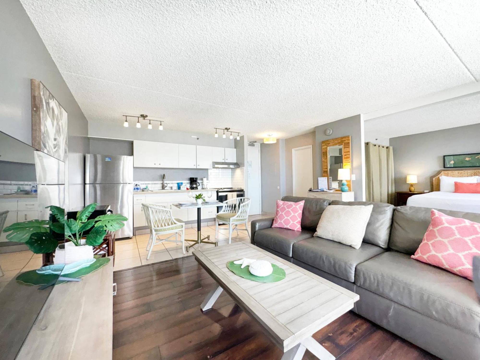 1br Oceanview Condo, Near Waikiki With Parking *