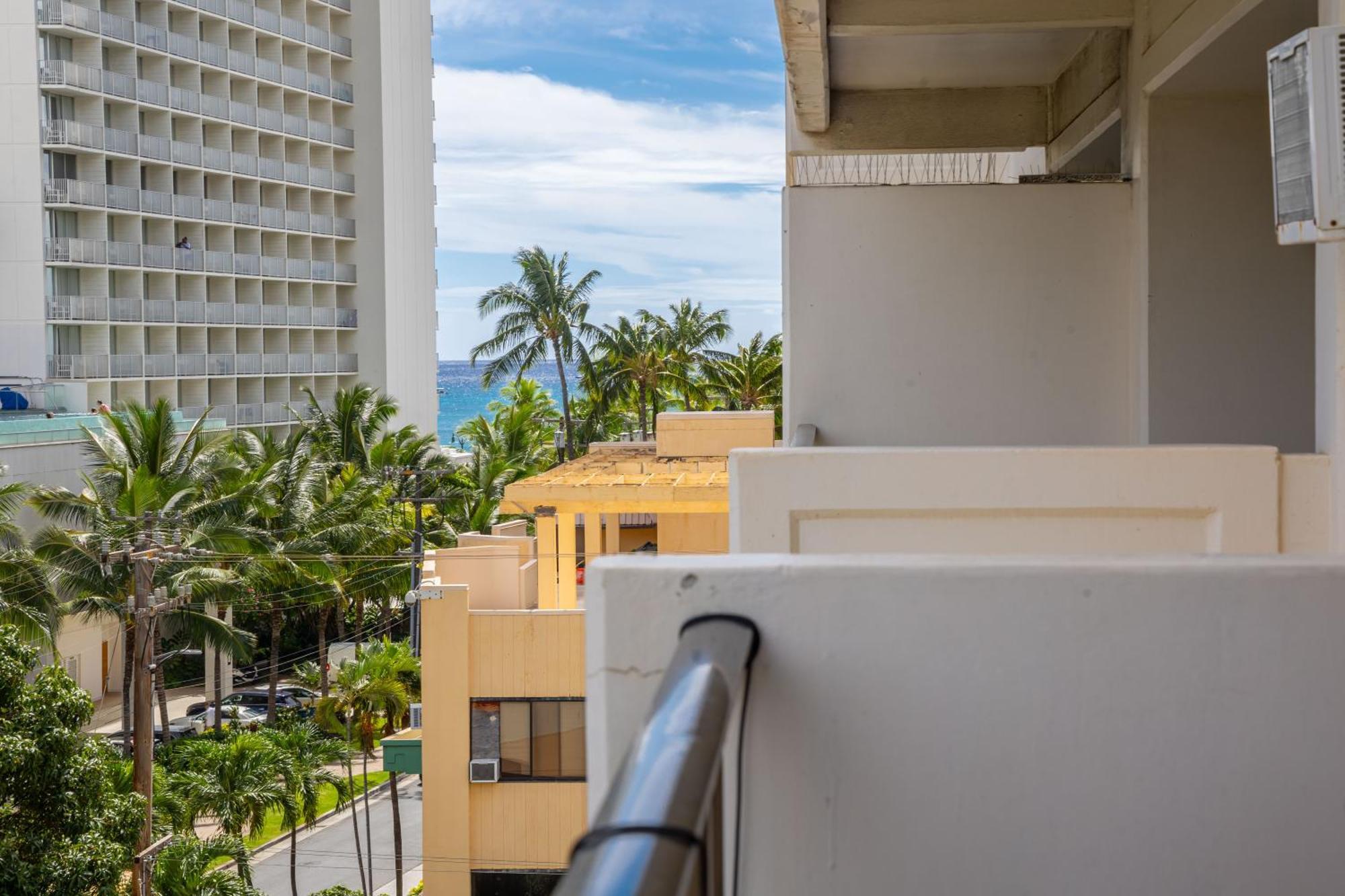 Apartment Kuhio At Waikiki 2br And 2ba Near With Parking *