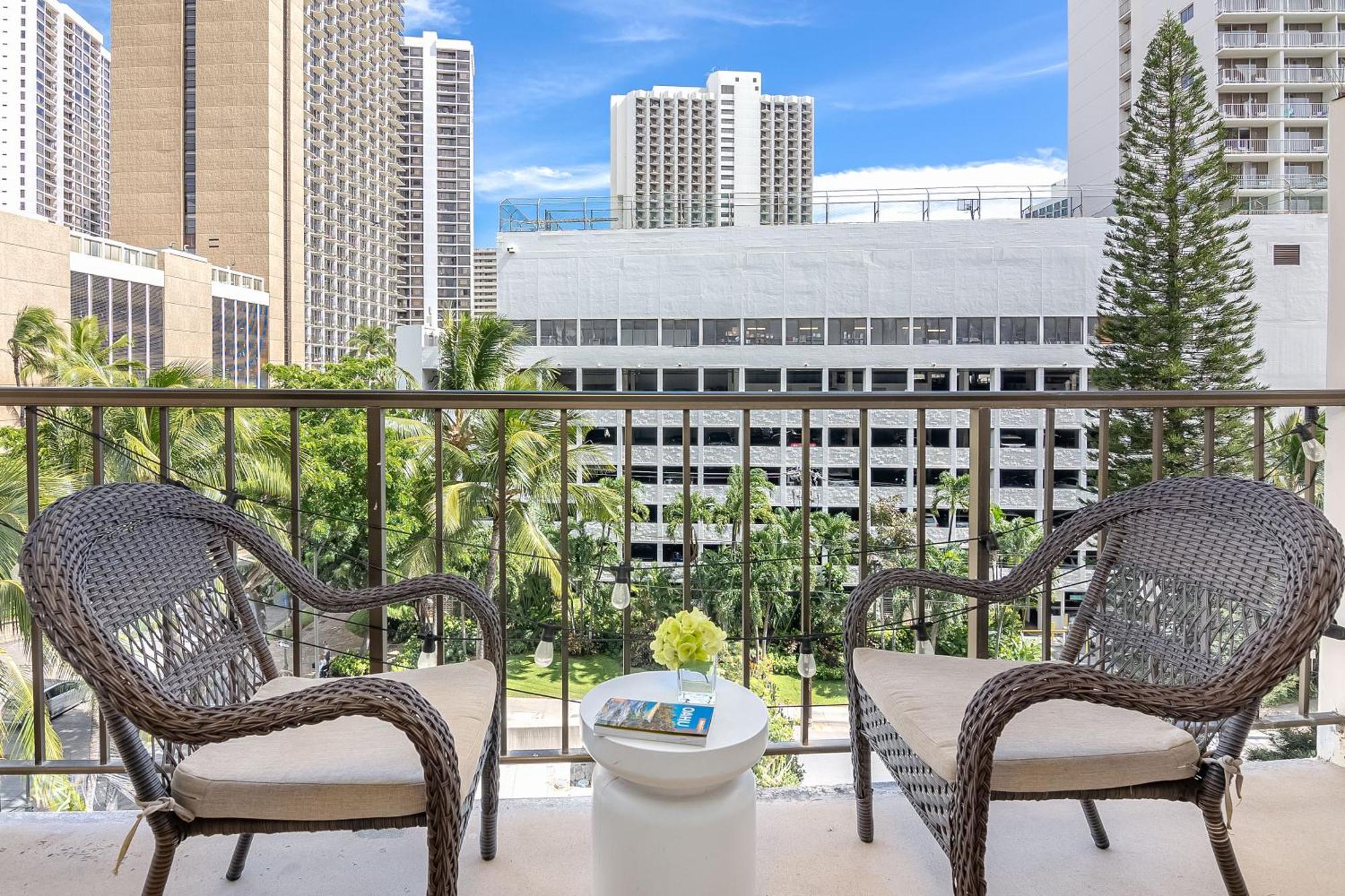 Kuhio At Waikiki 2br And 2ba Near With Parking Apartment